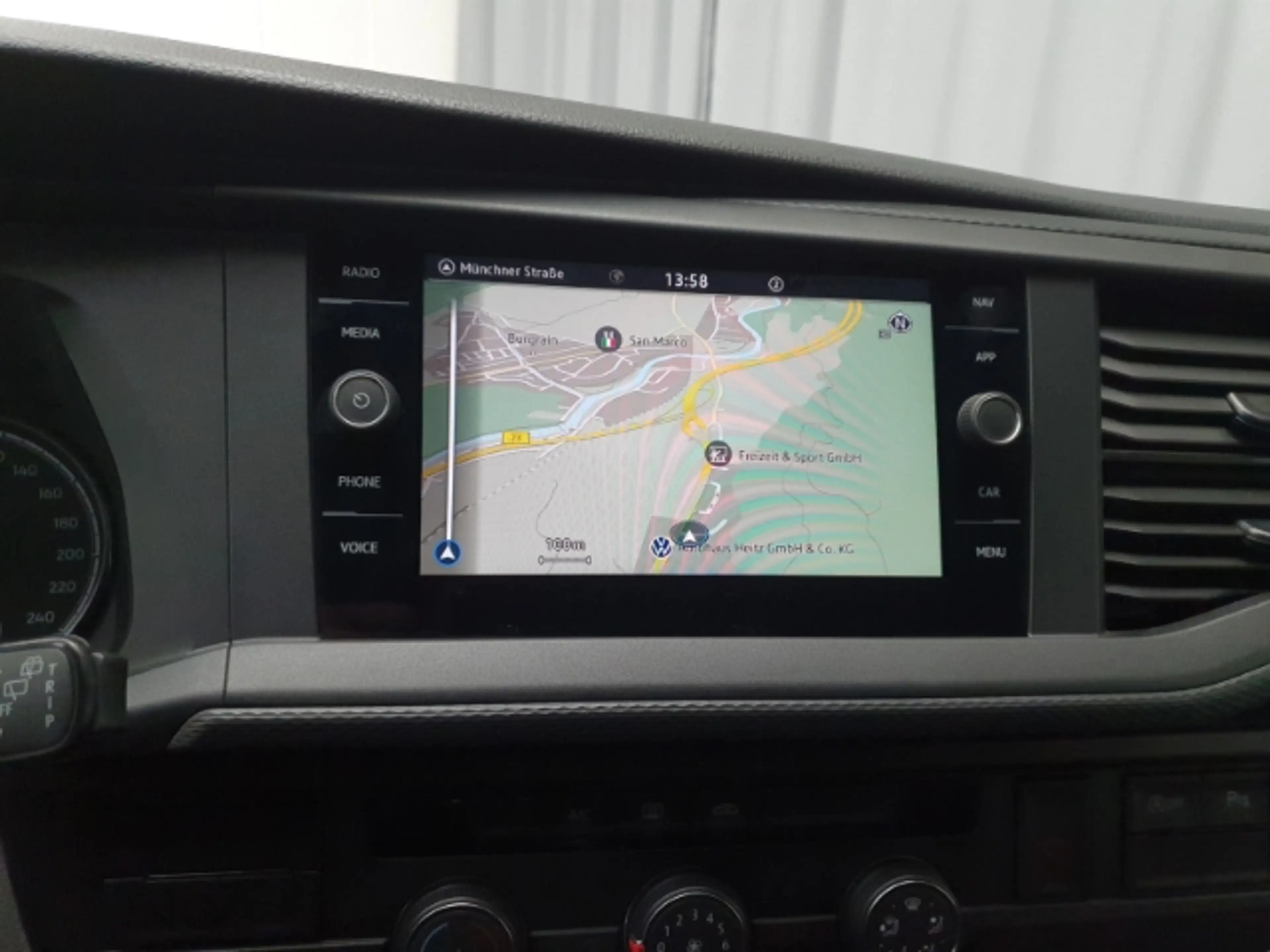 Volkswagen T6.1 Transporter Kombi 9-Sitzer L2H1 AHK Navi — photo 11