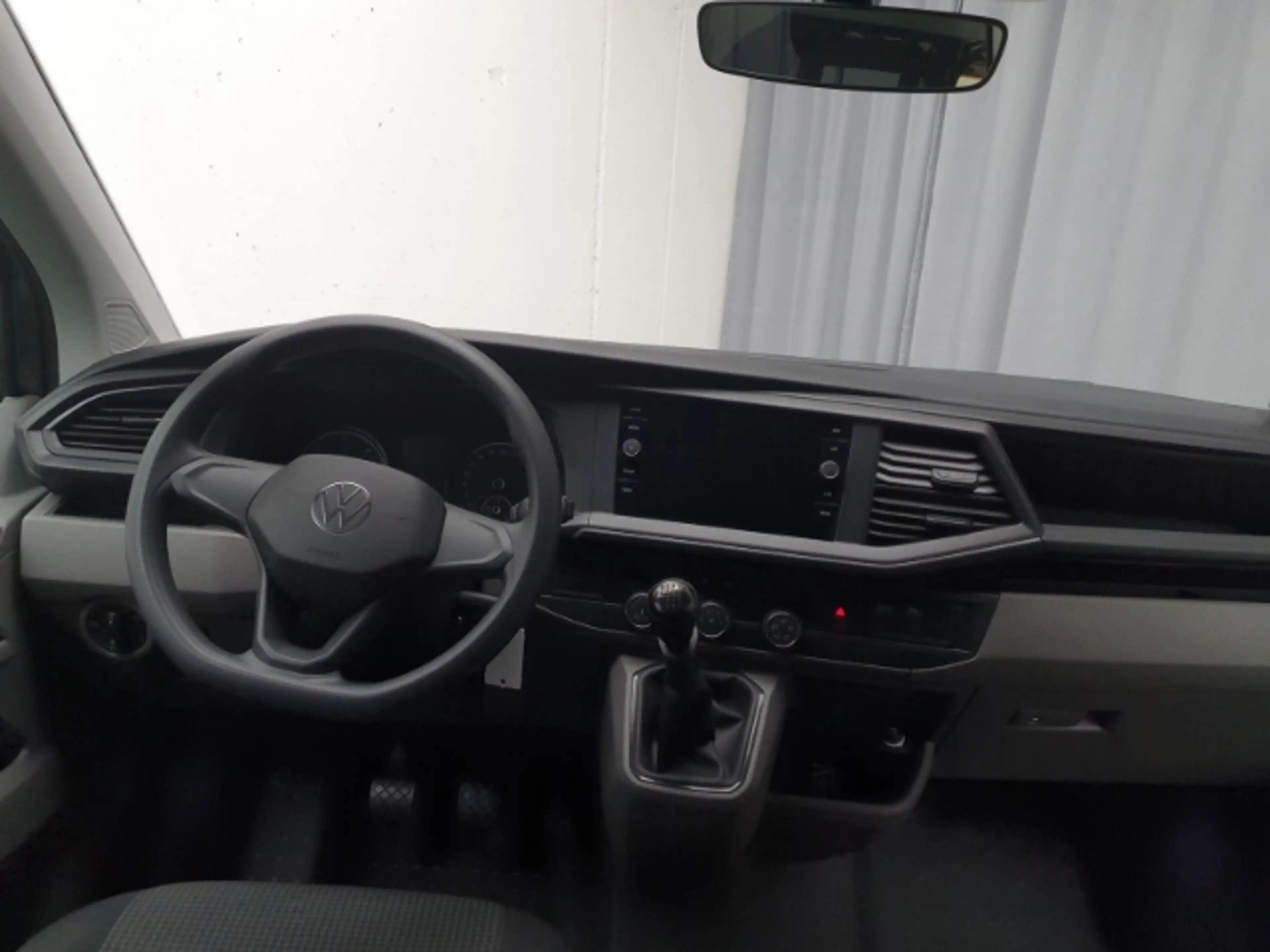 Volkswagen T6.1 Transporter Kombi 9-Sitzer L2H1 AHK Navi — photo 6