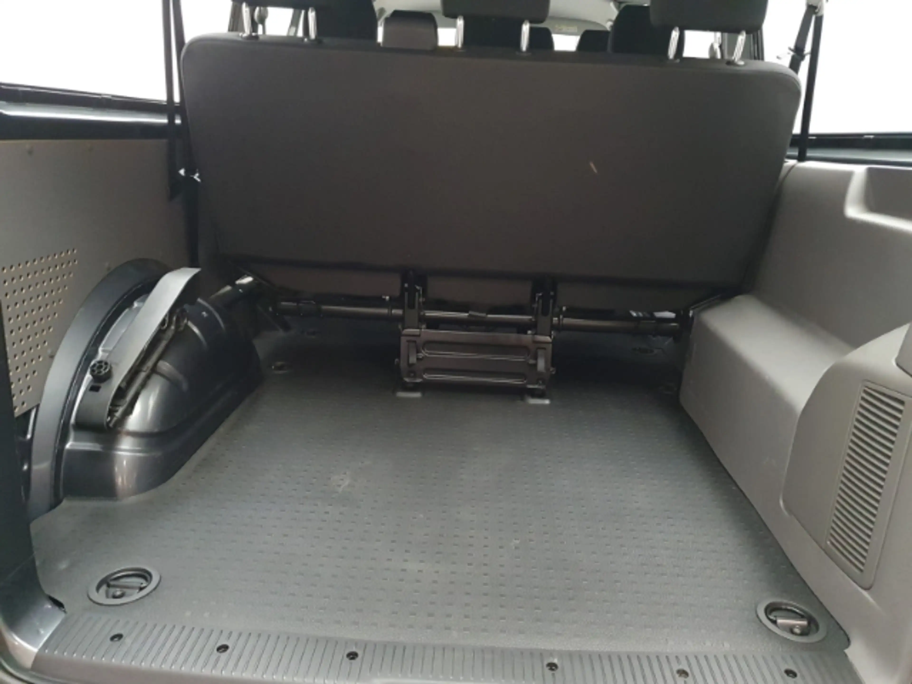 Volkswagen T6.1 Transporter Kombi 9-Sitzer L2H1 AHK Navi — photo 10