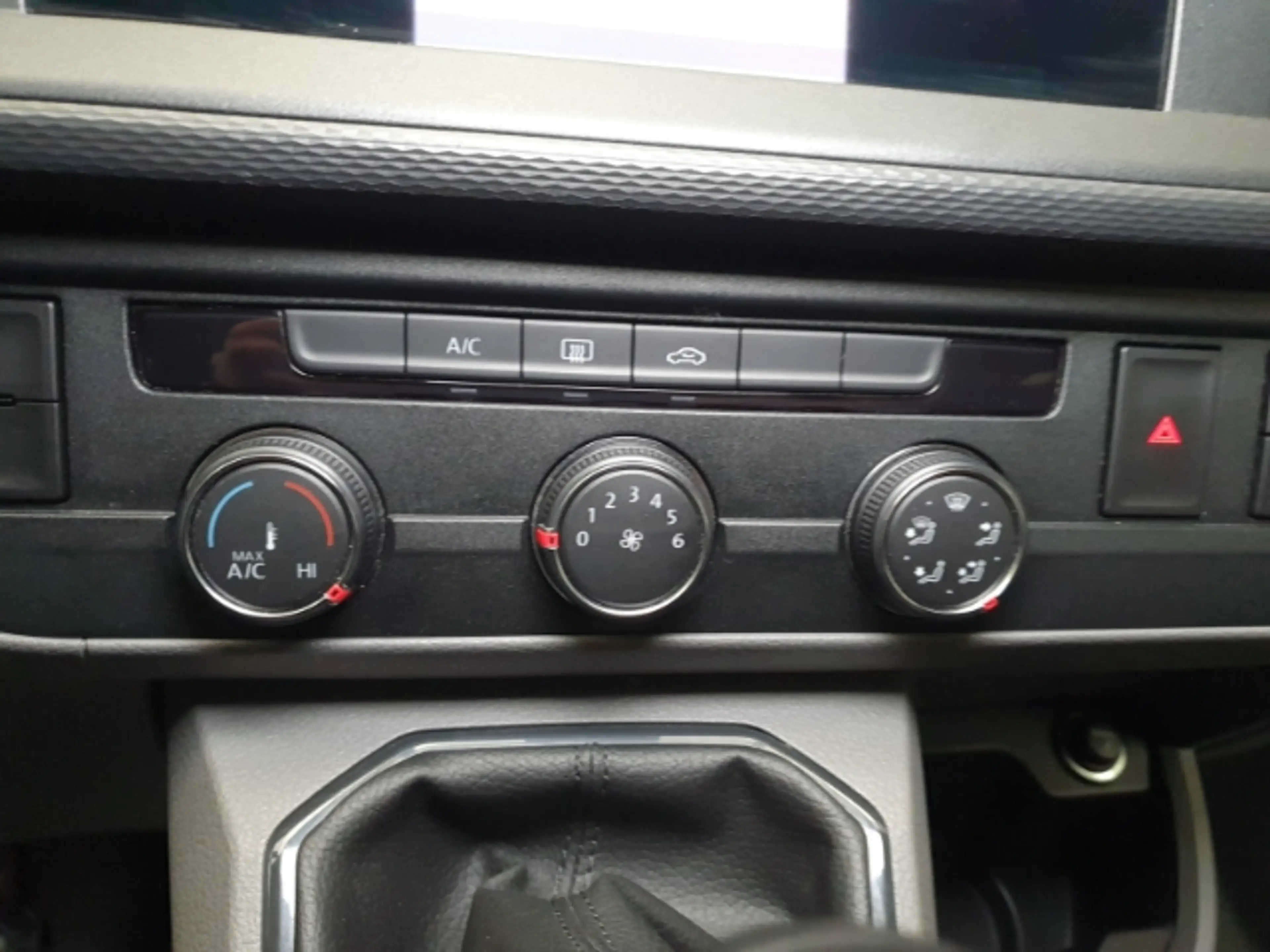 Volkswagen T6.1 Transporter Kombi 9-Sitzer L2H1 AHK Navi — photo 15