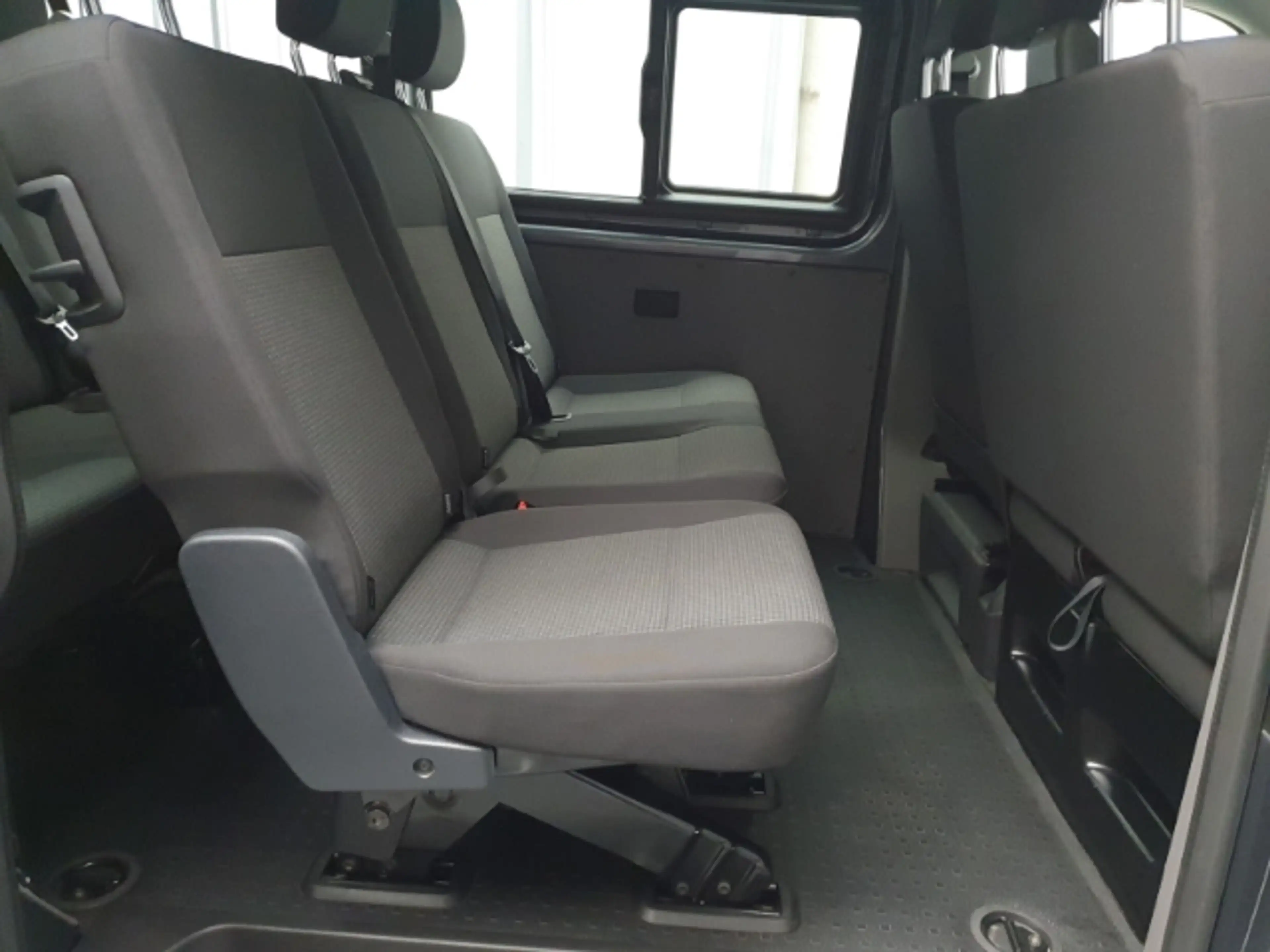 Volkswagen T6.1 Transporter Kombi 9-Sitzer L2H1 AHK Navi — photo 9
