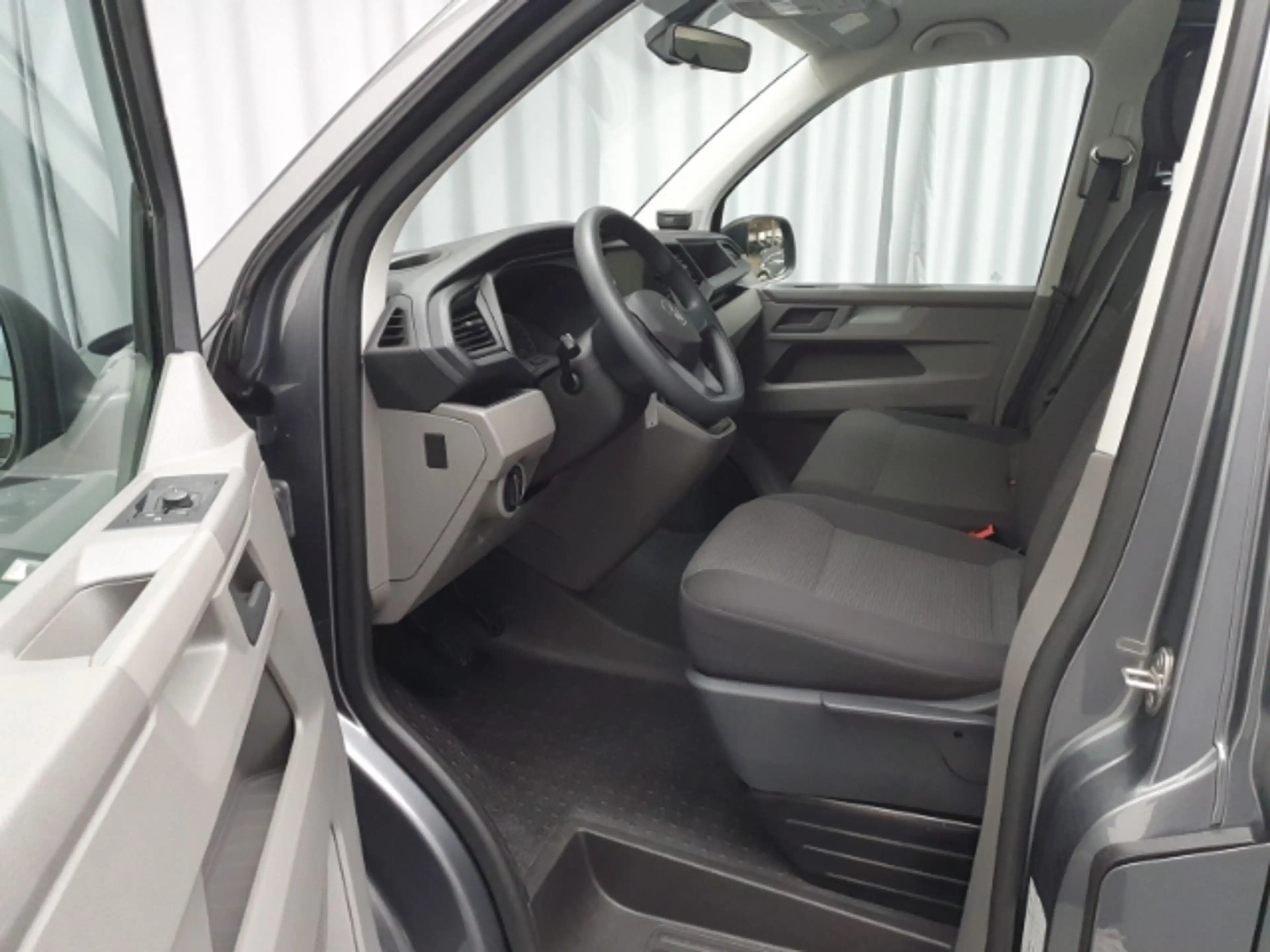 Volkswagen T6.1 Transporter Kombi 9-Sitzer L2H1 AHK Navi — photo 7