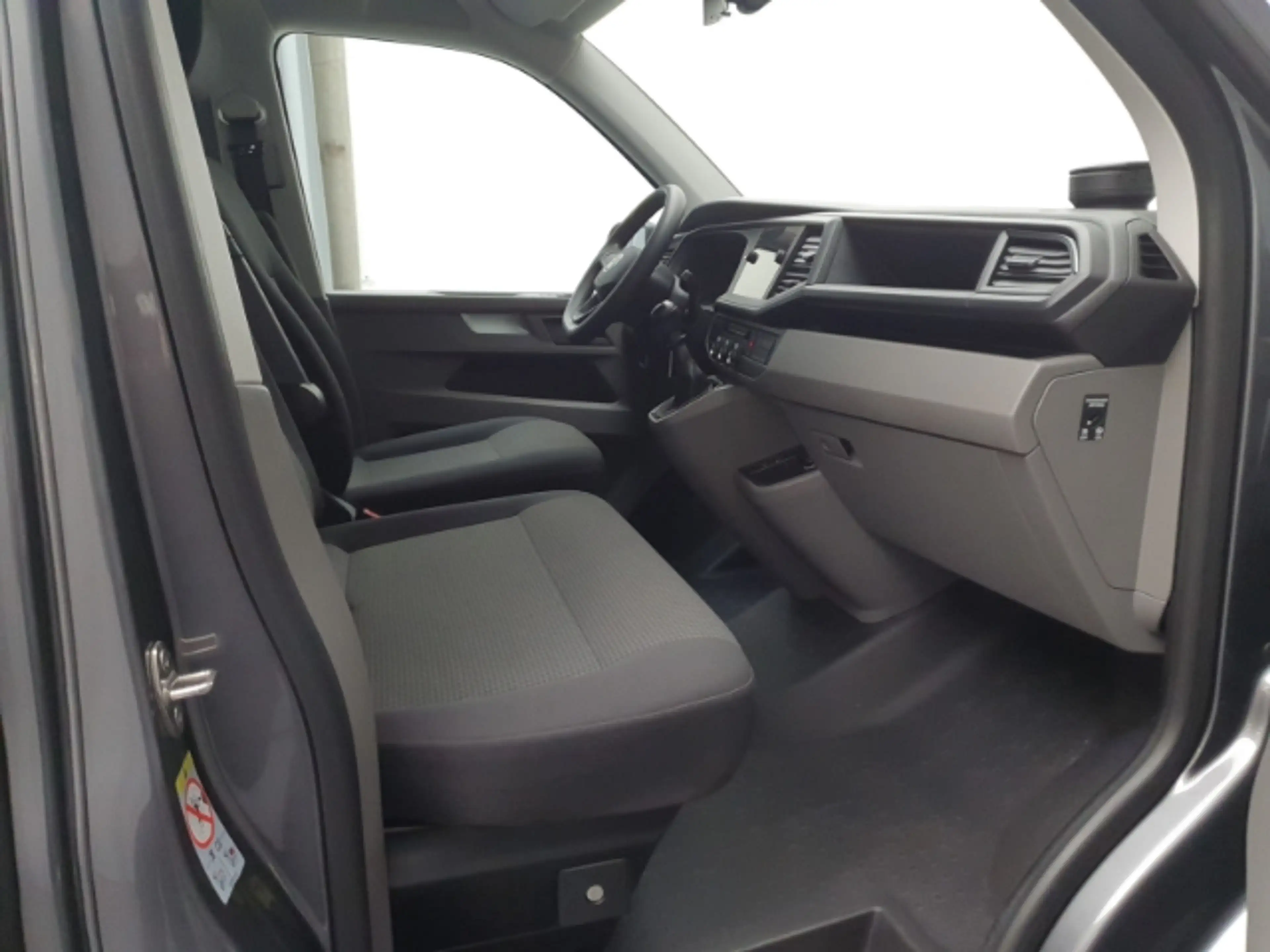 Volkswagen T6.1 Transporter Kombi 9-Sitzer L2H1 AHK Navi — photo 8