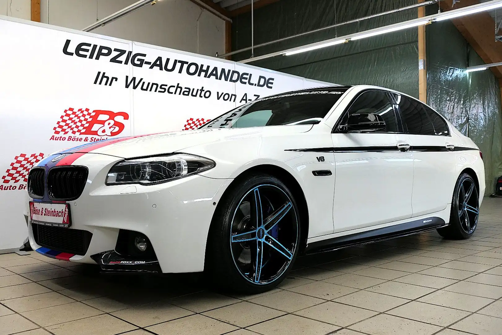 BMW 550 i xDrive M-Sportpaket*LED*NAV*KAM*GRA* Белый - 1