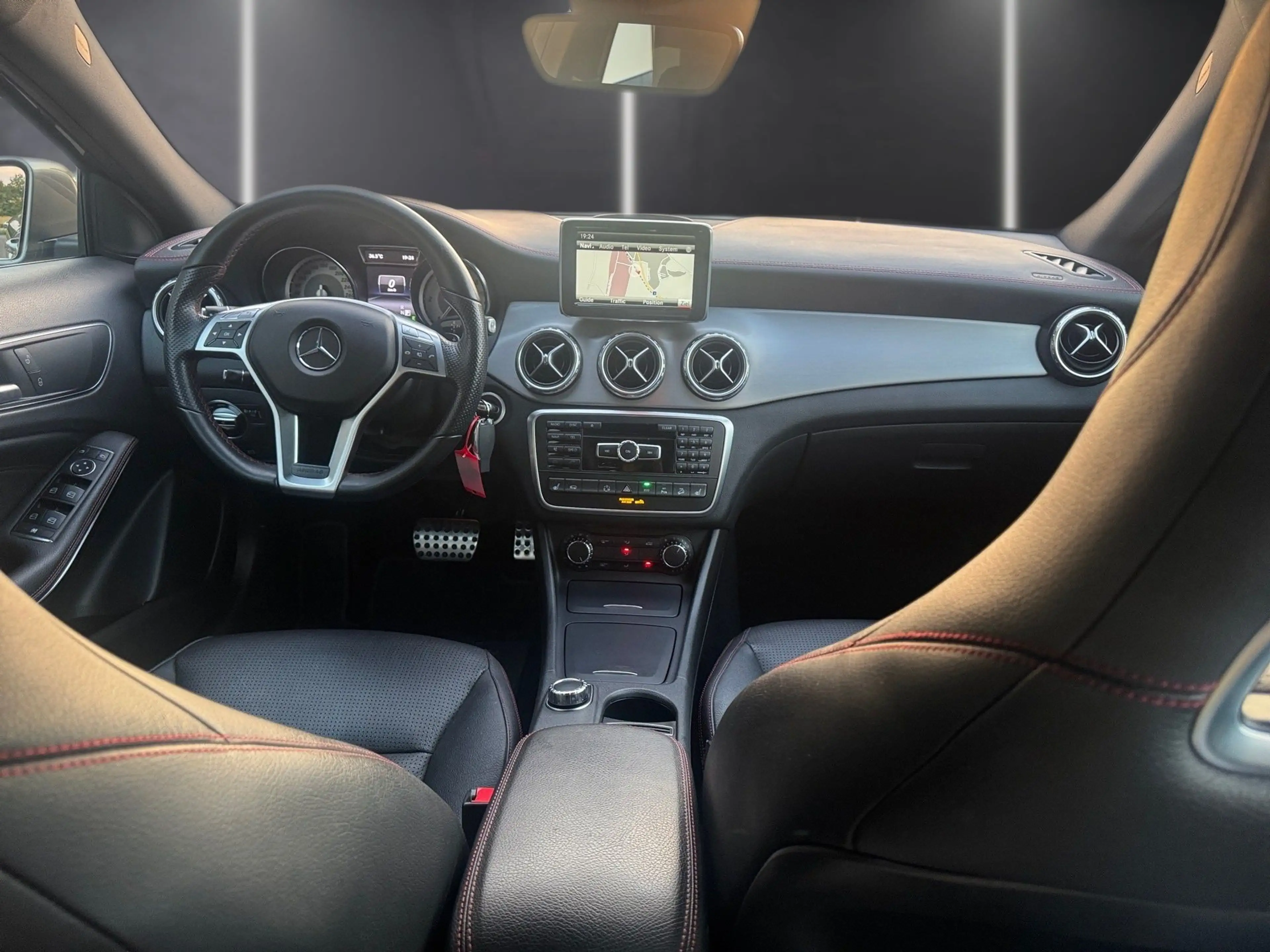 Mercedes-Benz GLA 220 CDI 4-Matic AMG Line — photo 8