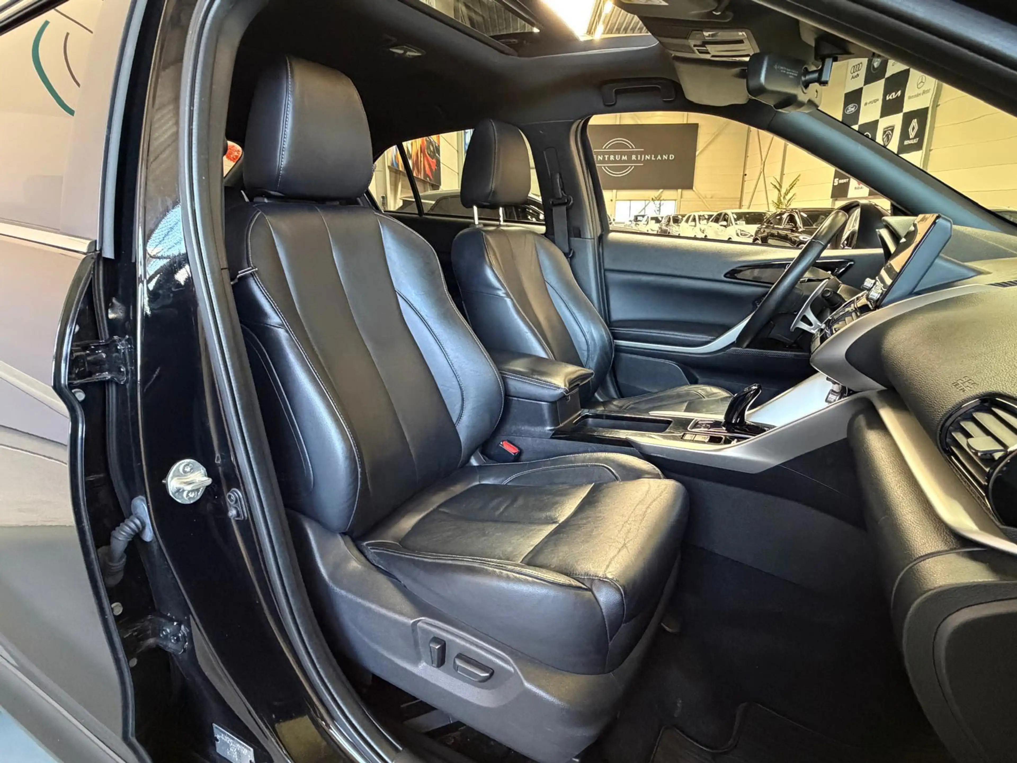 Mitsubishi Eclipse Cross 2.4 PHEV Instyle, Dealer onderhouden, Pano, Camera — photo 29