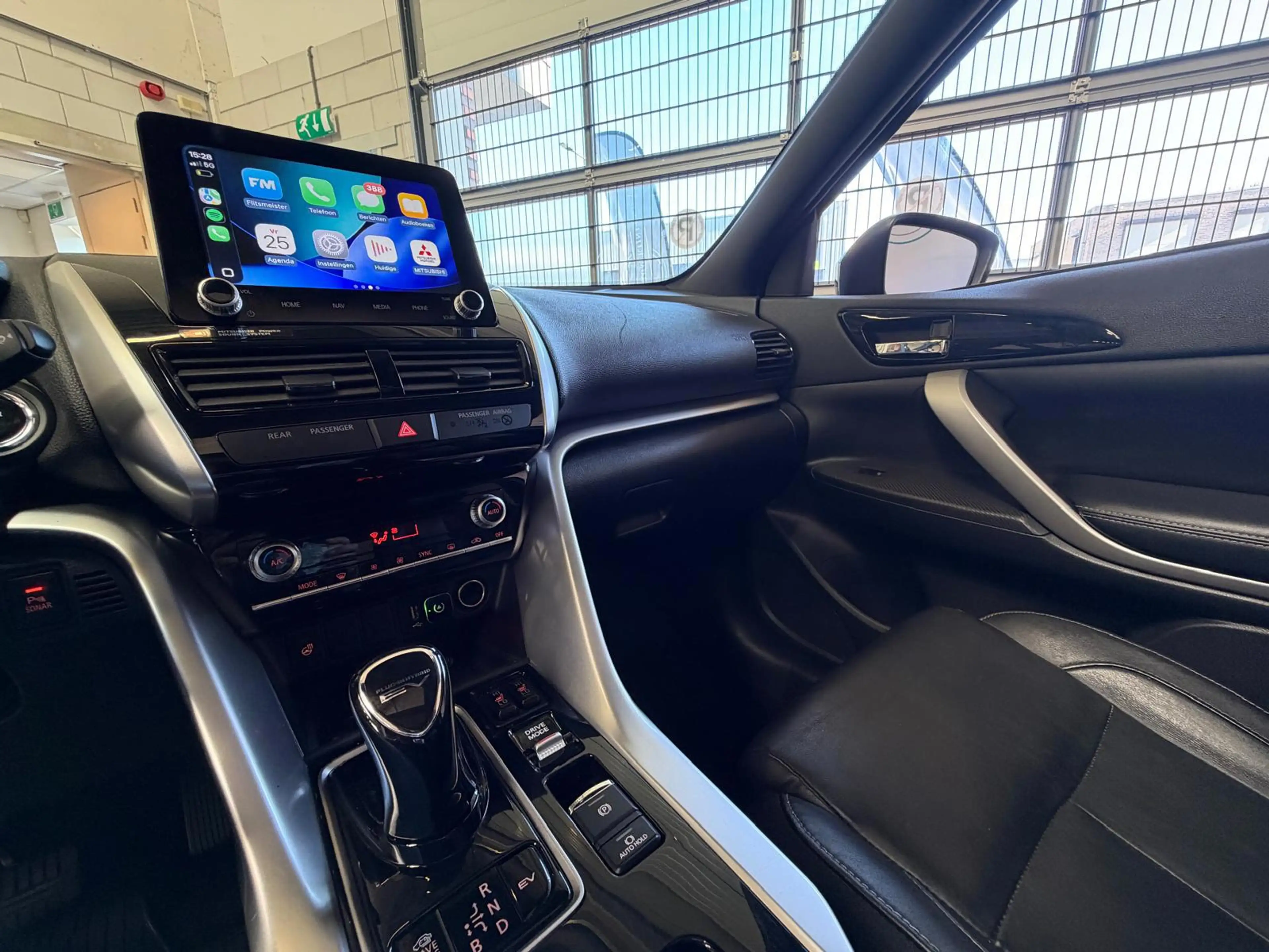 Mitsubishi Eclipse Cross 2.4 PHEV Instyle, Dealer onderhouden, Pano, Camera — photo 25