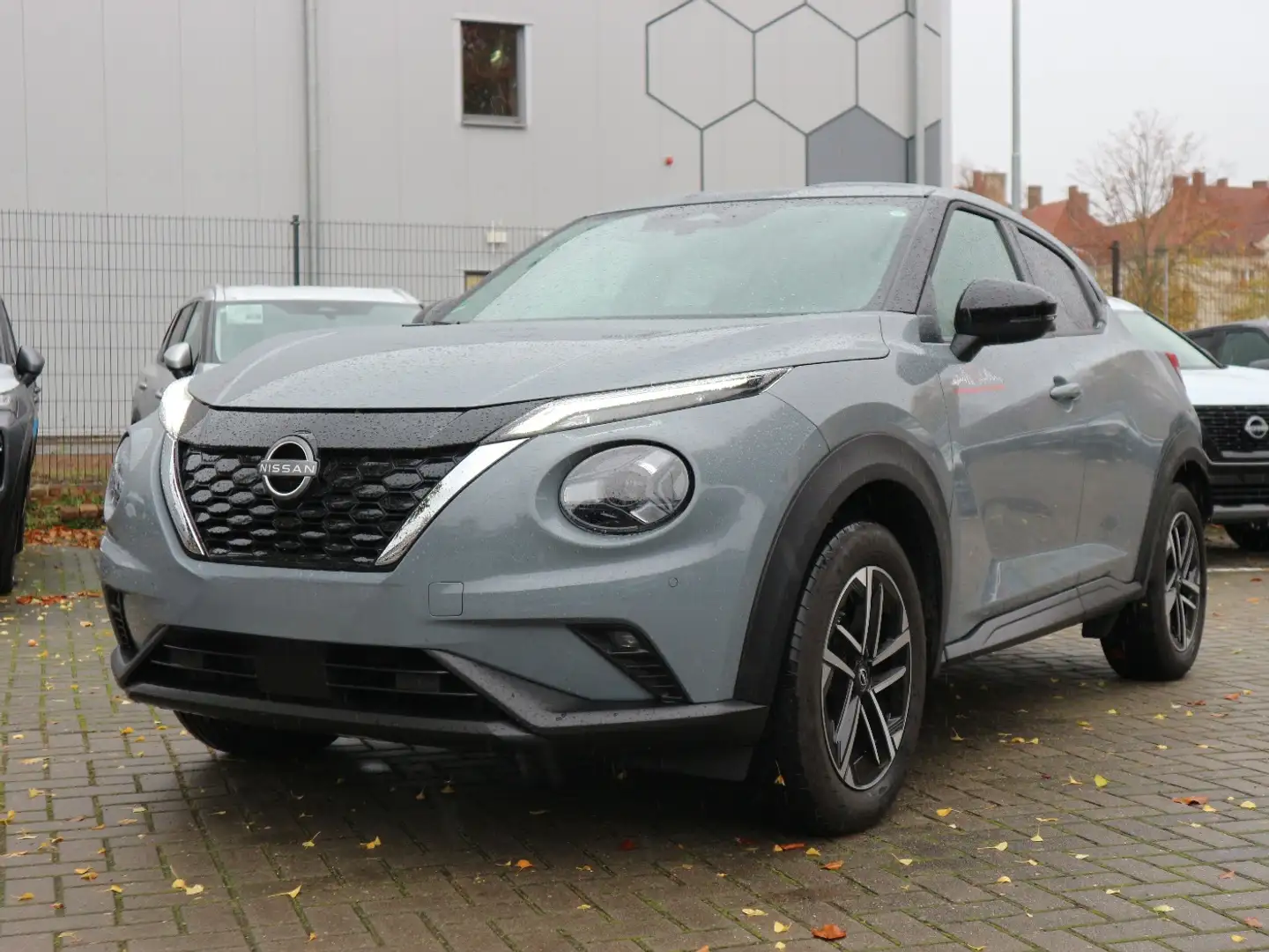Nissan Juke N-CONNECTA 1.6 HYBRID 4AMT Winterkompletträder auf Grau - 2