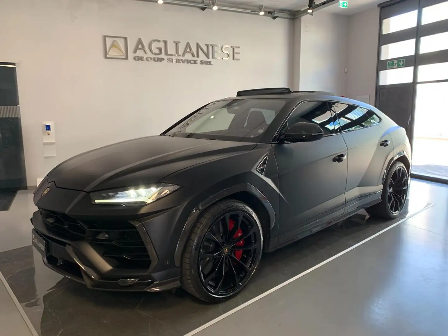 Lamborghini Urus 4.0 CERCHI DA 23 / AKRAPOVIC / PANO / FULL CARBON Černá - 1