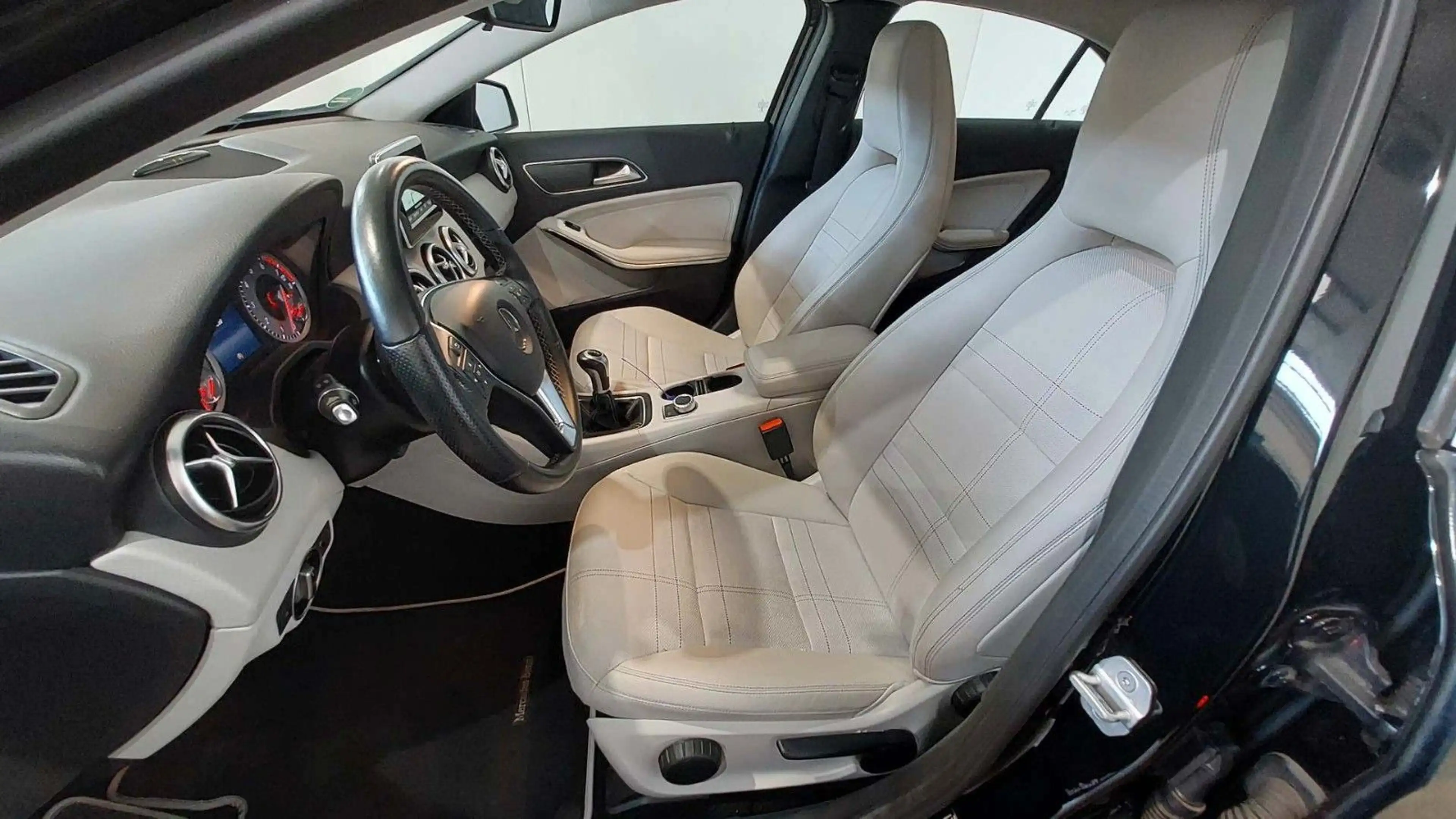 Mercedes-Benz A 180 A180 CGI BlueEfficiency/NAVI/SHZ/TEILLEDER/ACC — photo 6