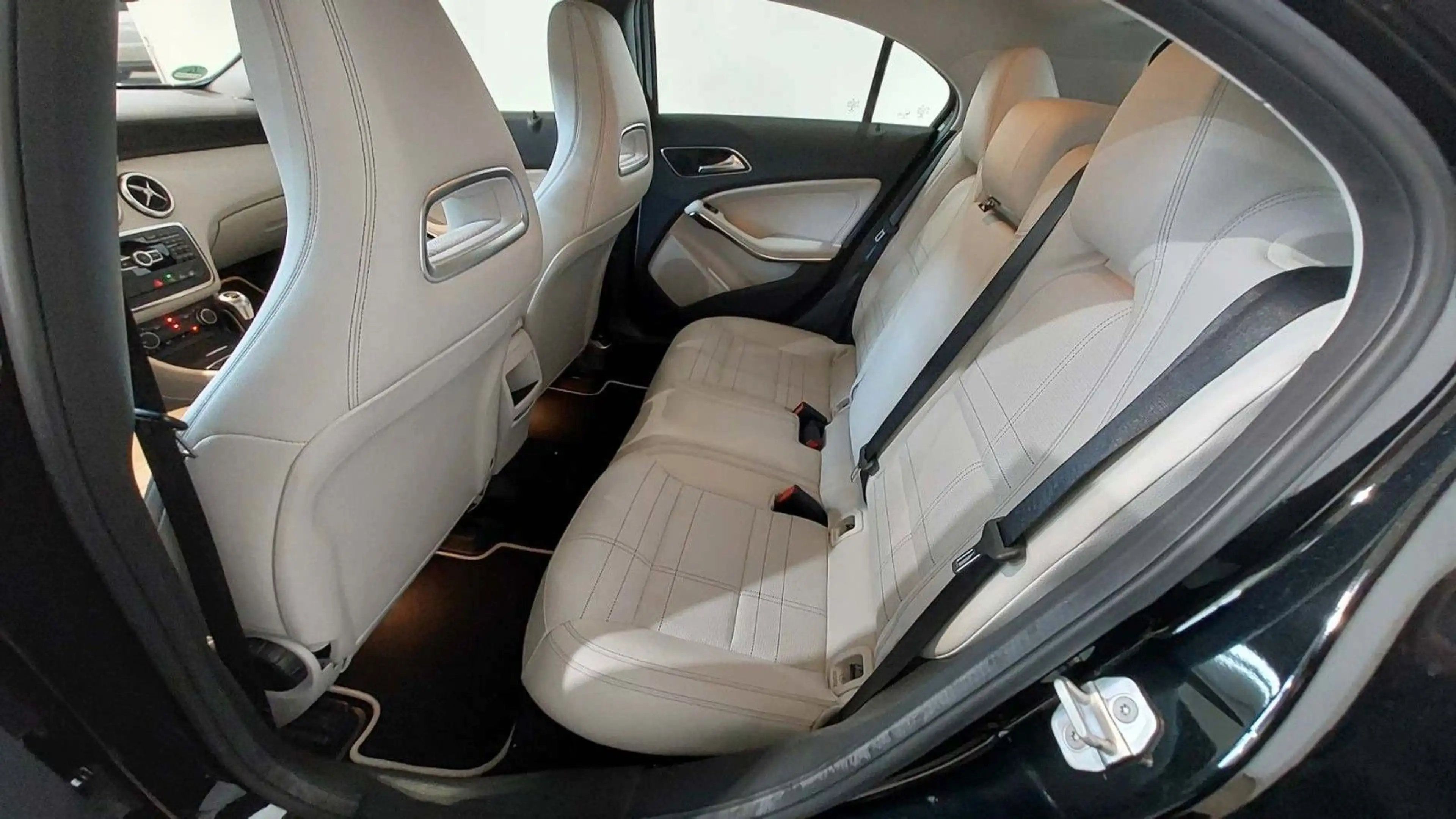 Mercedes-Benz A 180 A180 CGI BlueEfficiency/NAVI/SHZ/TEILLEDER/ACC — photo 10