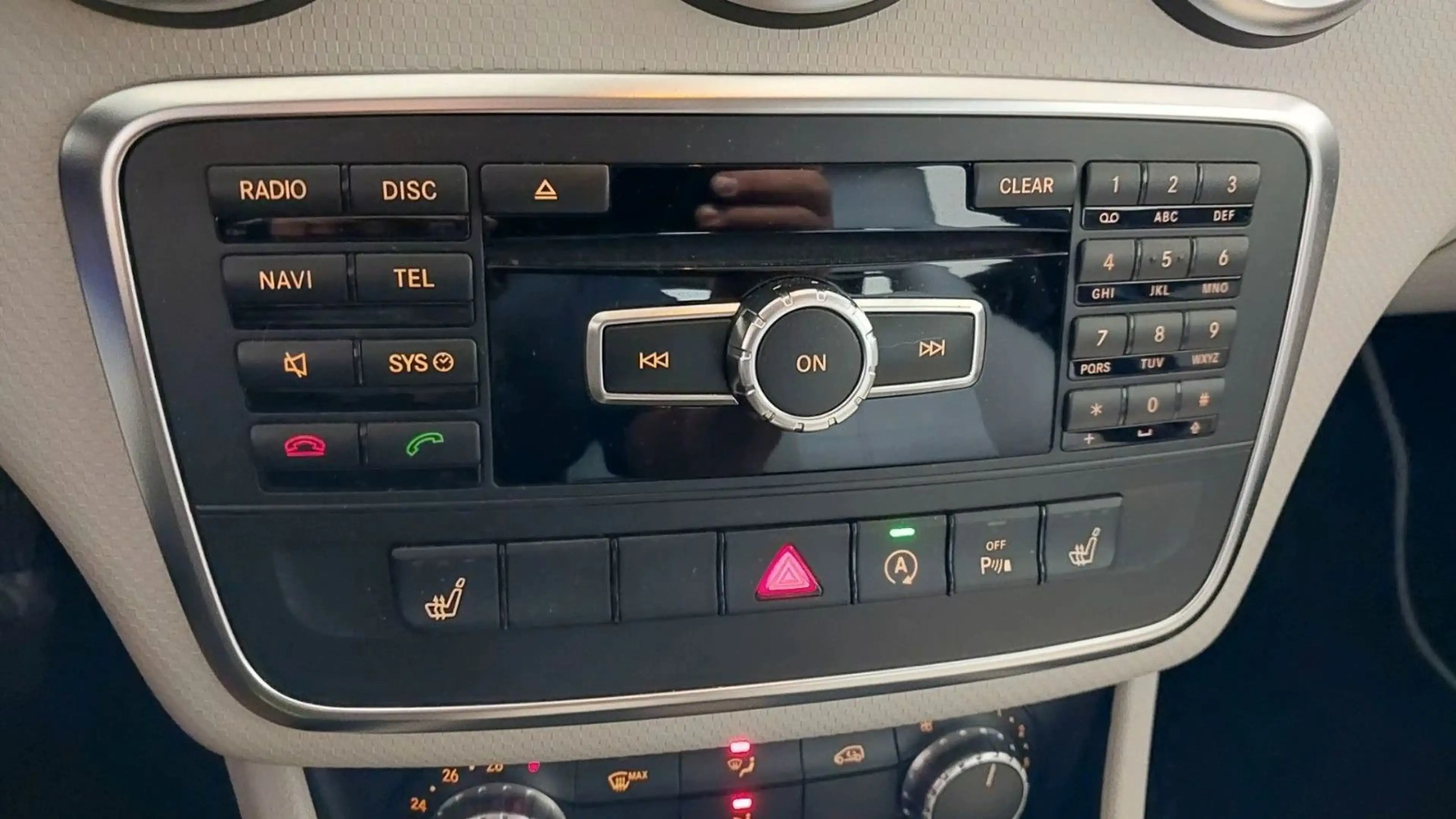 Mercedes-Benz A 180 A180 CGI BlueEfficiency/NAVI/SHZ/TEILLEDER/ACC — photo 9