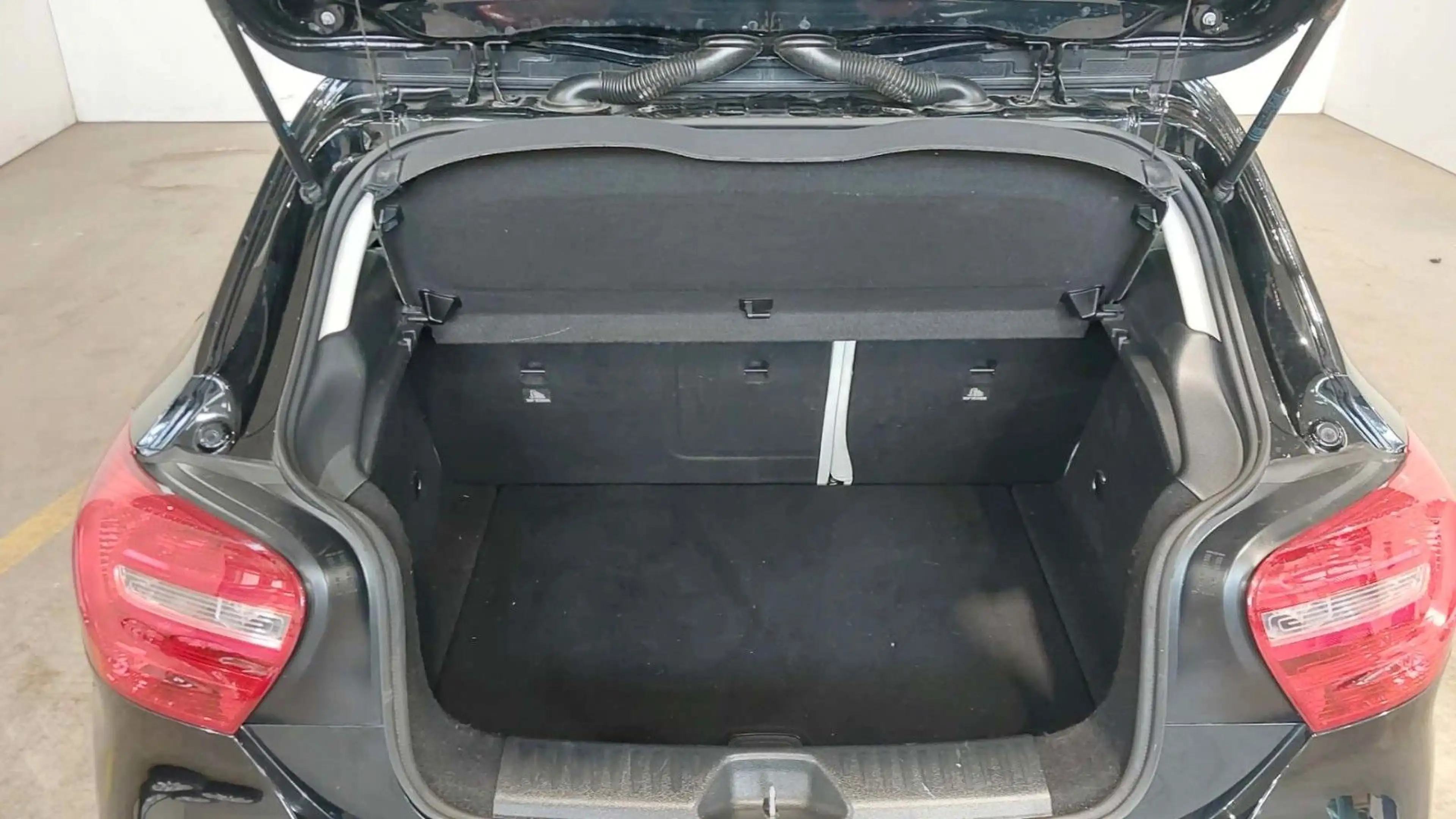 Mercedes-Benz A 180 A180 CGI BlueEfficiency/NAVI/SHZ/TEILLEDER/ACC — photo 5
