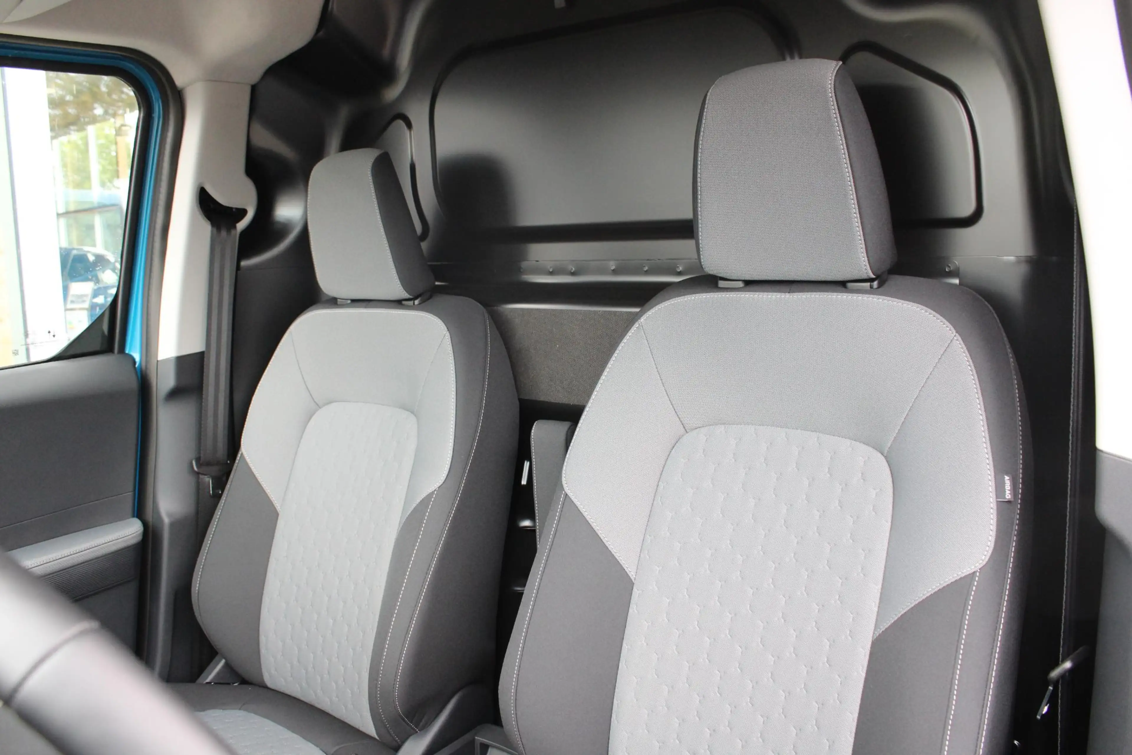 Ford Transit Courier E-Transit Limited 44 kWh 136pk | DEMO | Trekhaak | — photo 9