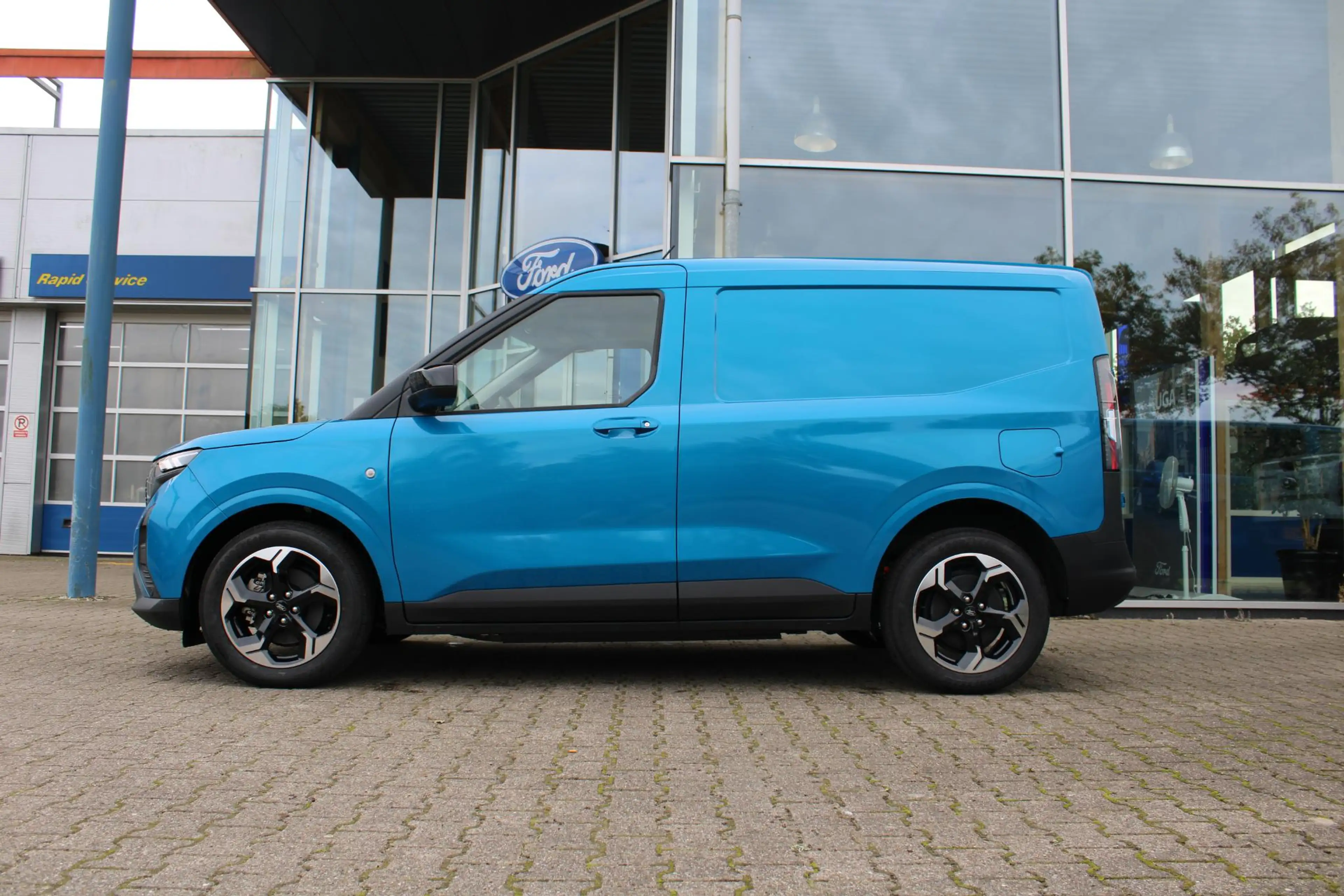 Ford Transit Courier E-Transit Limited 44 kWh 136pk | DEMO | Trekhaak | — photo 3