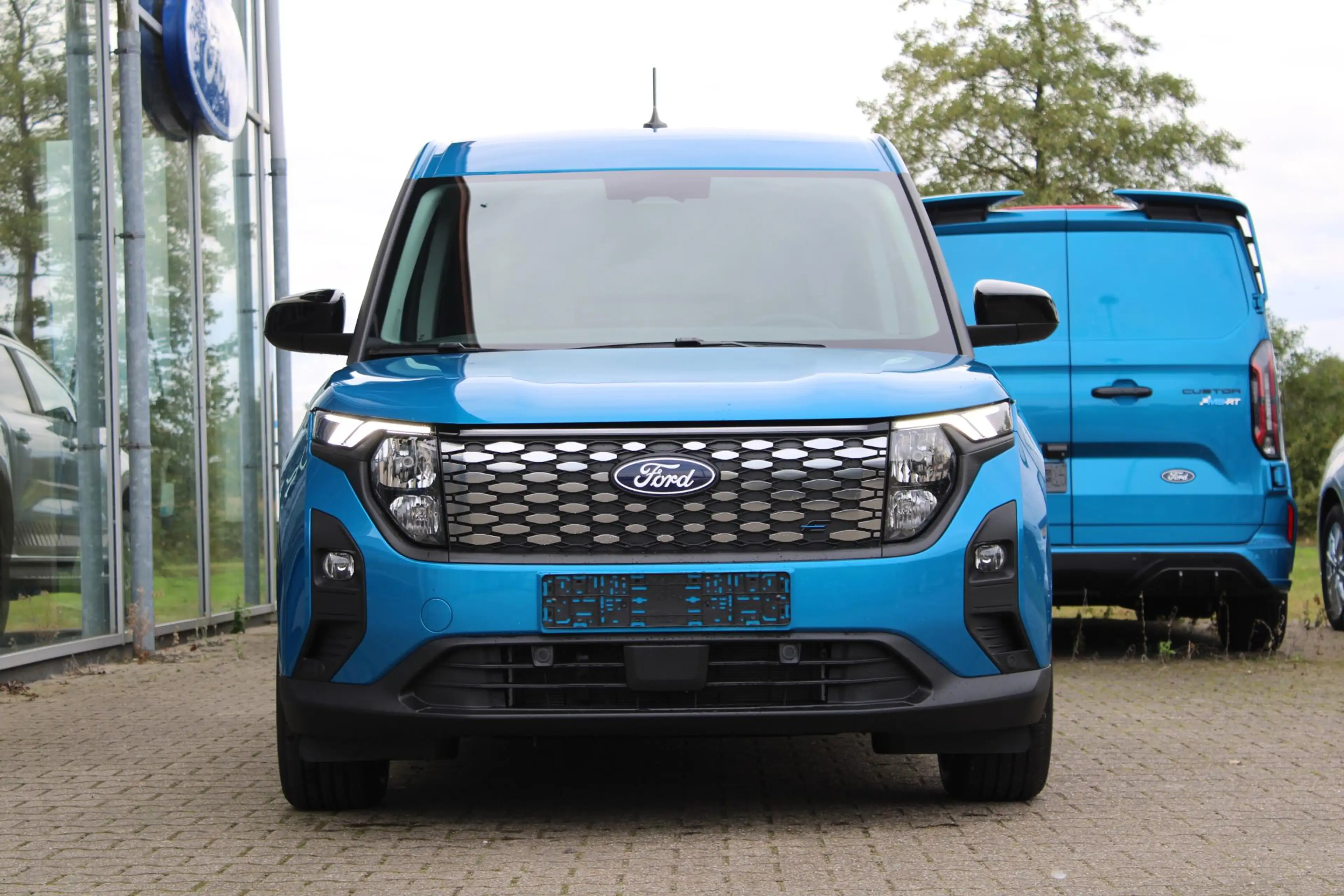 Ford Transit Courier E-Transit Limited 44 kWh 136pk | DEMO | Trekhaak | — photo 2