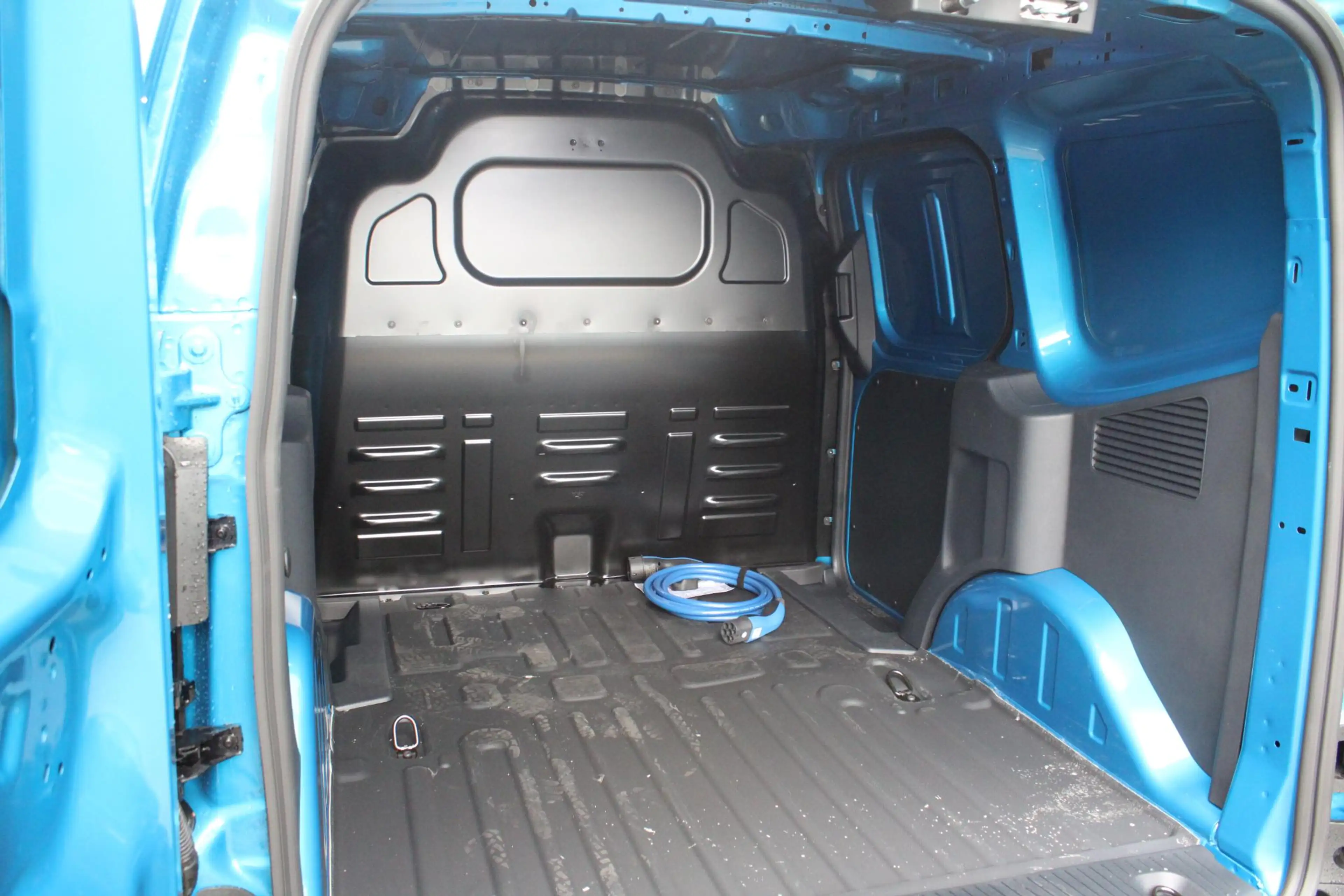 Ford Transit Courier E-Transit Limited 44 kWh 136pk | DEMO | Trekhaak | — photo 5