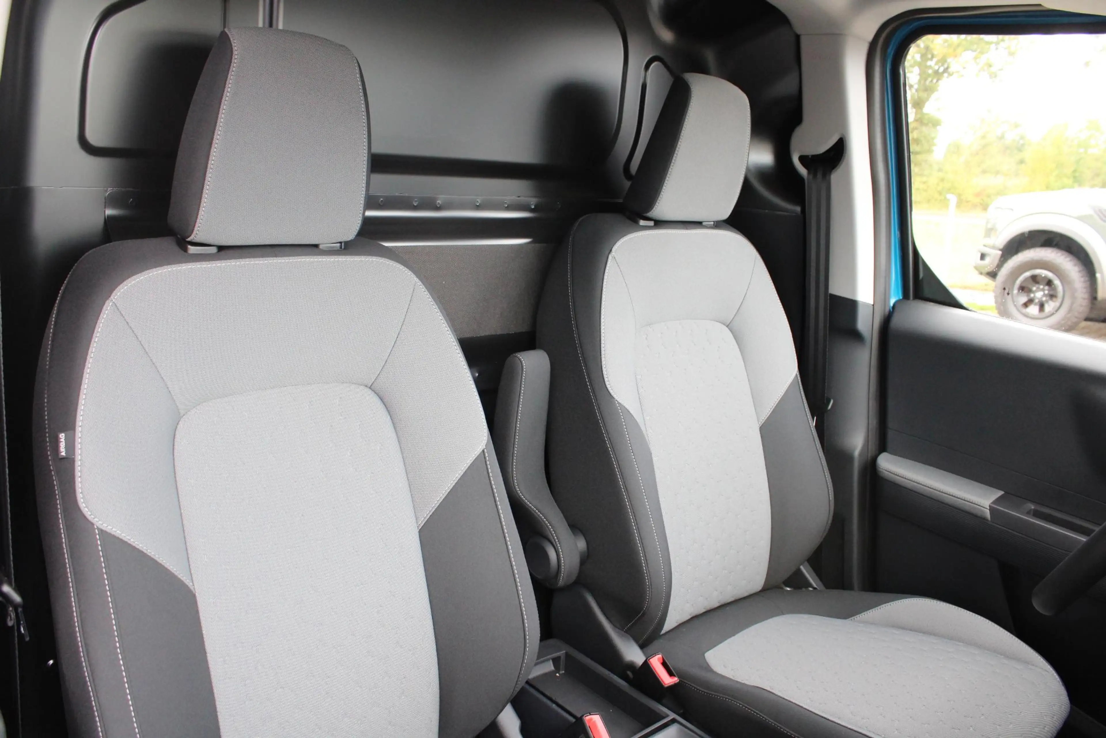 Ford Transit Courier E-Transit Limited 44 kWh 136pk | DEMO | Trekhaak | — photo 11