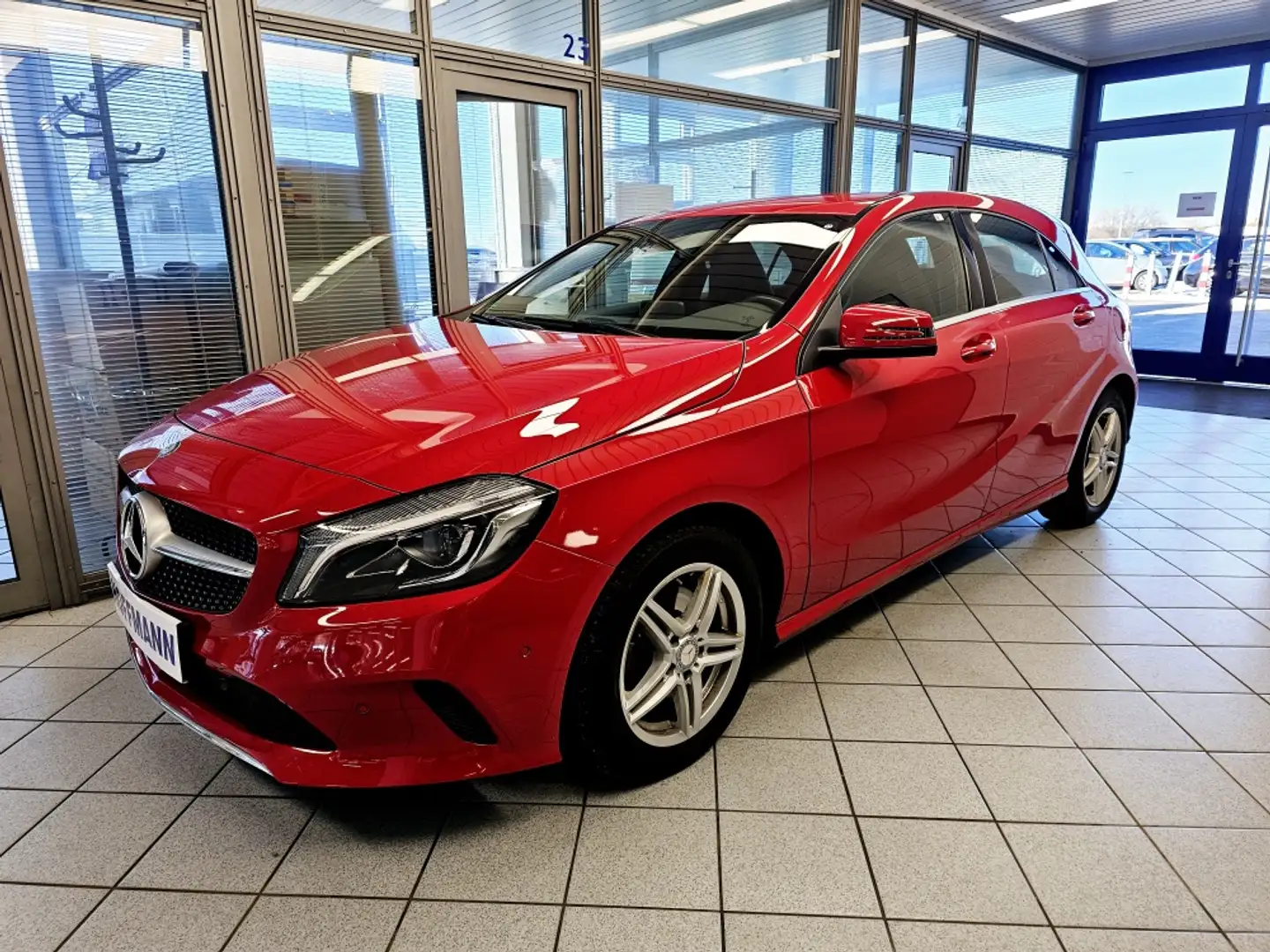 Mercedes-Benz A 200 4Matic,LED,Navi,Sitzheizung,Tempomat Červená - 2