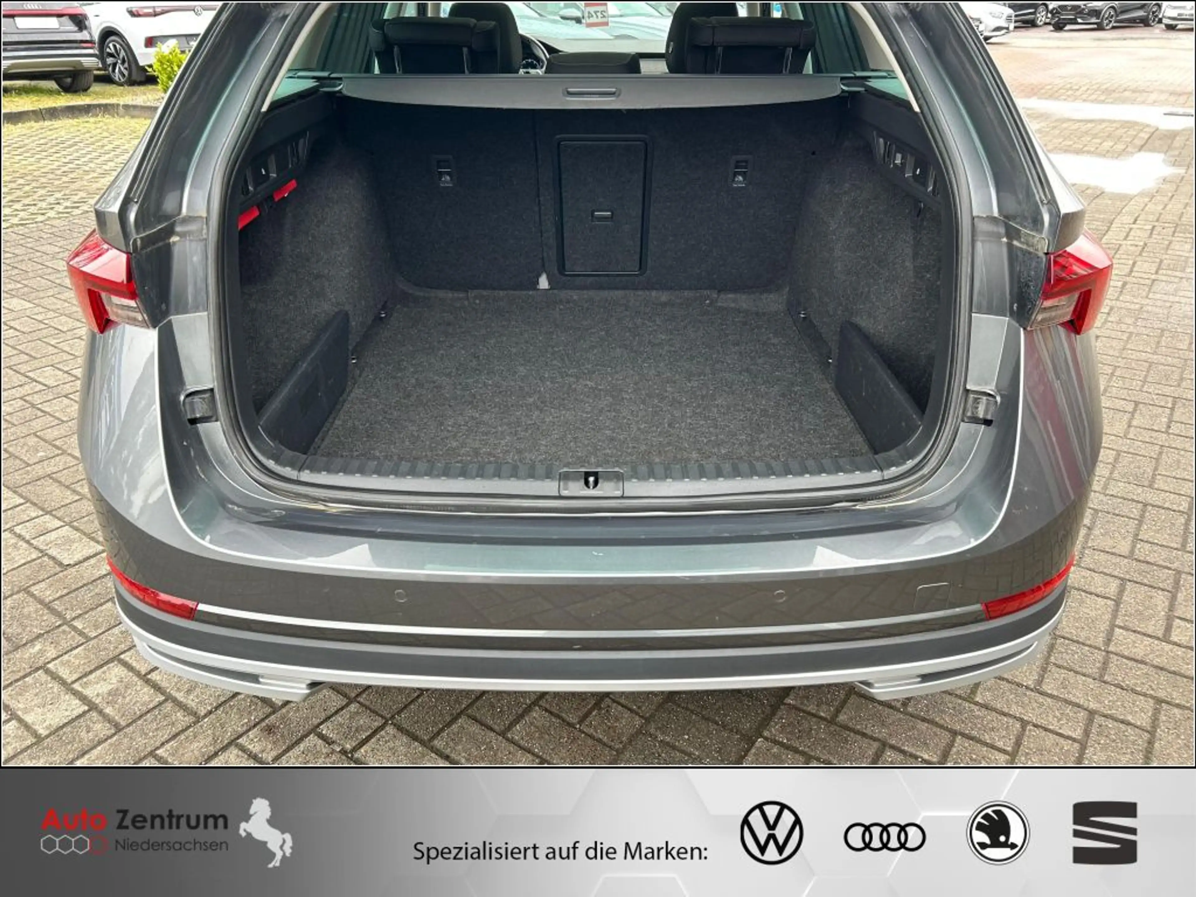 Skoda Octavia Combi 2.0 TDI DSG 4x4 Scout — photo 8