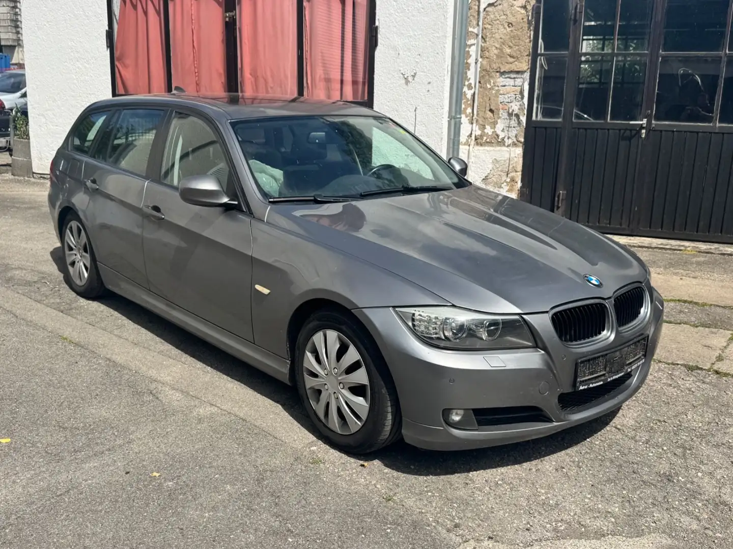 BMW 320 d Tou - Navi - Teilleder - Xenon - Panorama Grau - 1