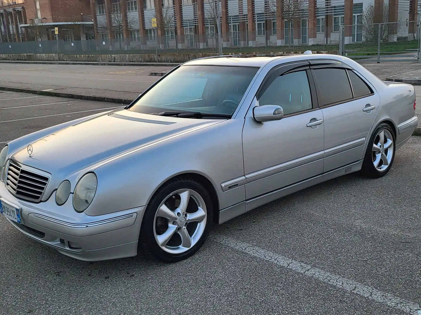 Mercedes-Benz E 200 E 200 k Avantgarde FL Stříbrná - 2