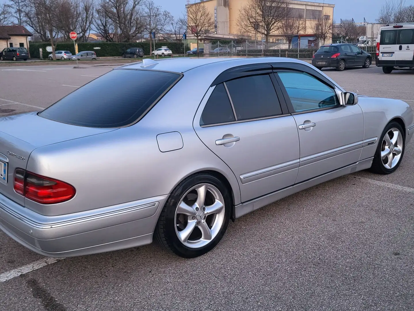 Mercedes-Benz E 200 E 200 k Avantgarde FL Stříbrná - 1