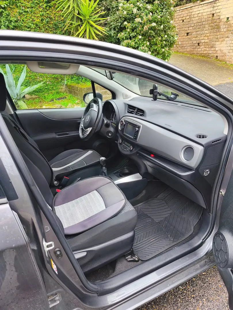 Toyota Yaris Lounge 1.0 benzina Grigio - 2
