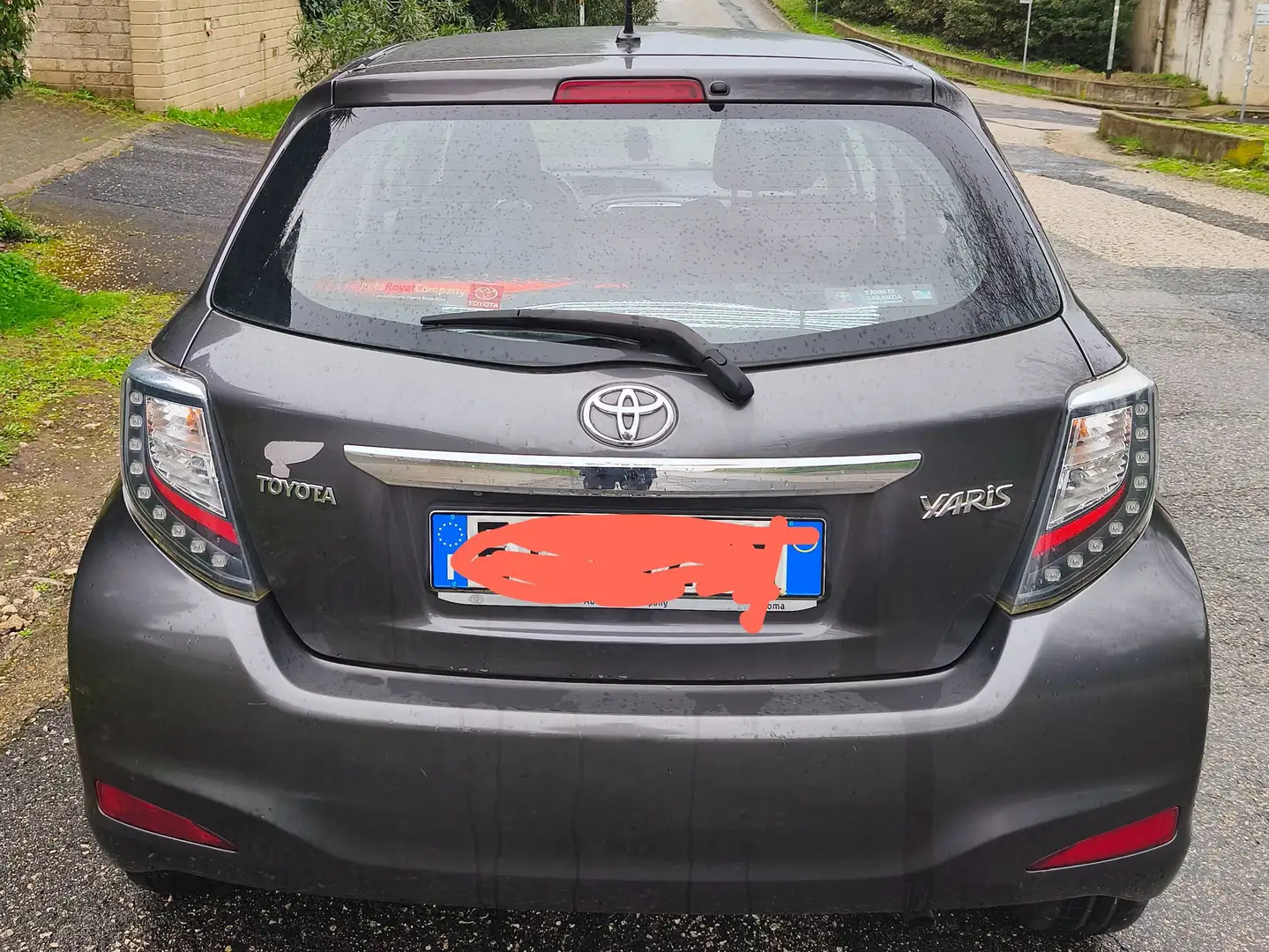 Toyota Yaris Lounge 1.0 benzina Grigio - 1