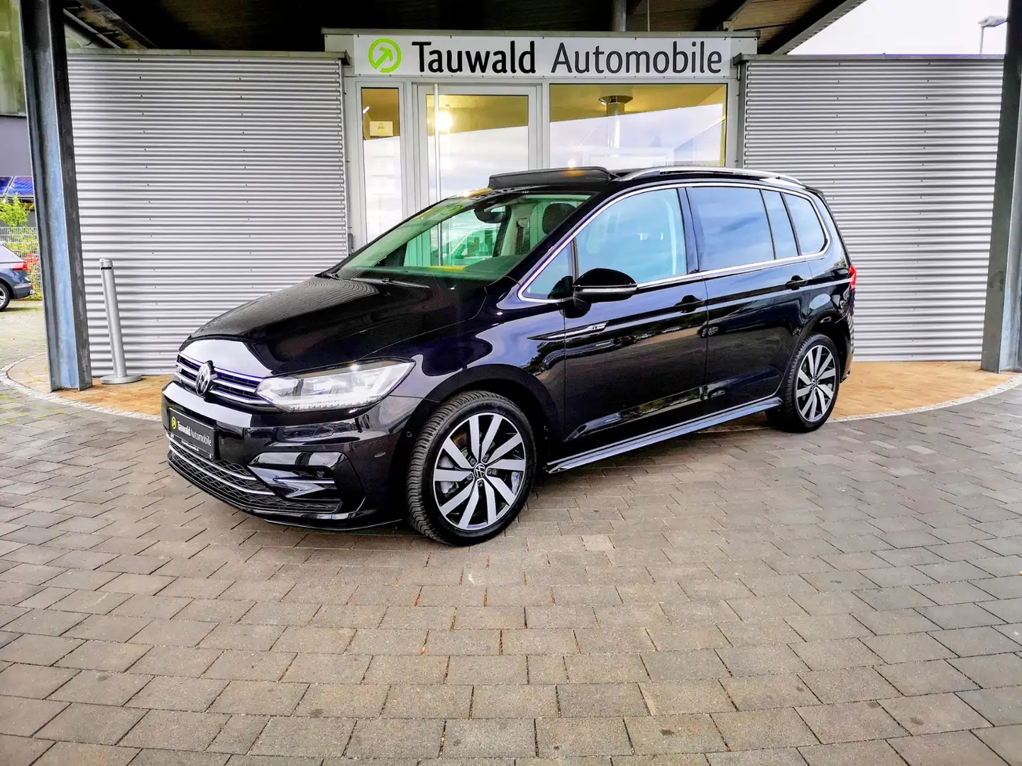 Volkswagen Touran 1.5 TSI DSG R-Line 7-S/PANO/AHK/RFK Highline Black - 2