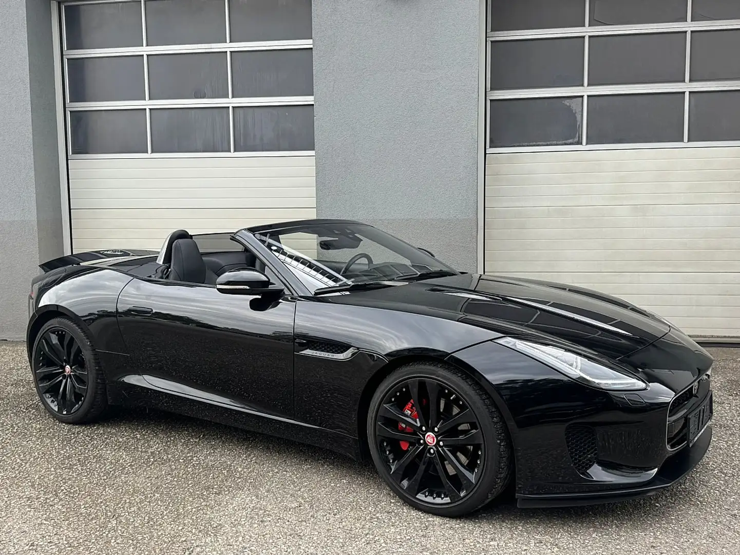Jaguar F-Type P300 Cabrio 2,0 Turbo Aut. Schwarz - 1