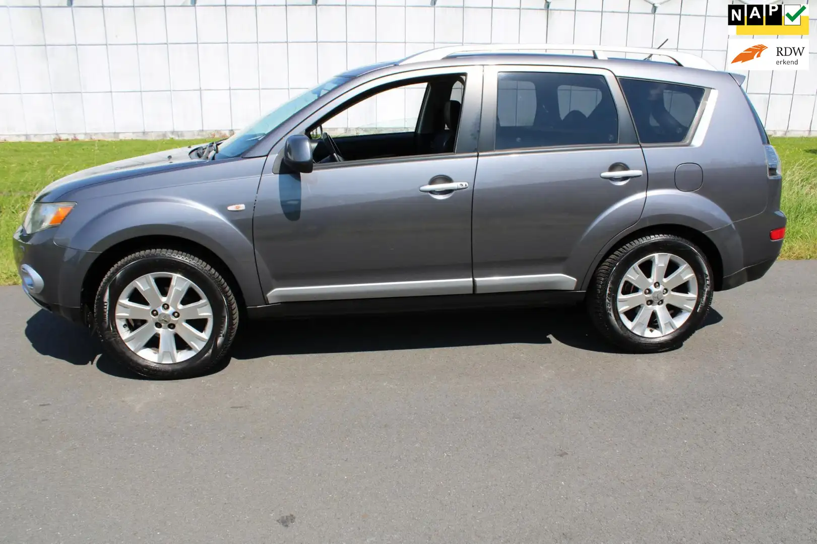 Mitsubishi Outlander 2.2 DI-D Business Edition 7 Persoons 4 x4 met Navi Gri - 1