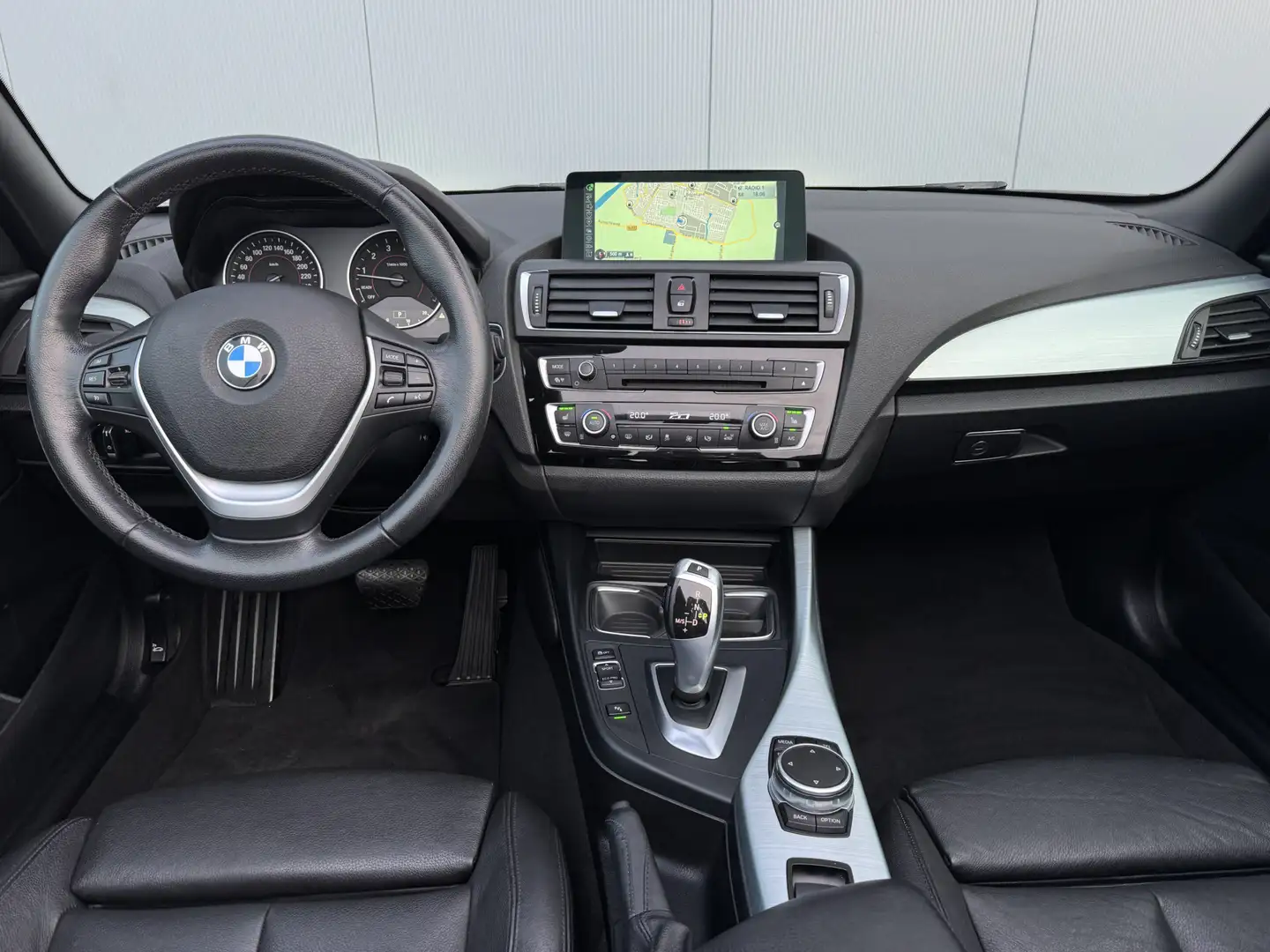 BMW 220 2-serie Cabrio 220i Automaat/Trekhaak/Dealer/1e ei Zwart - 2