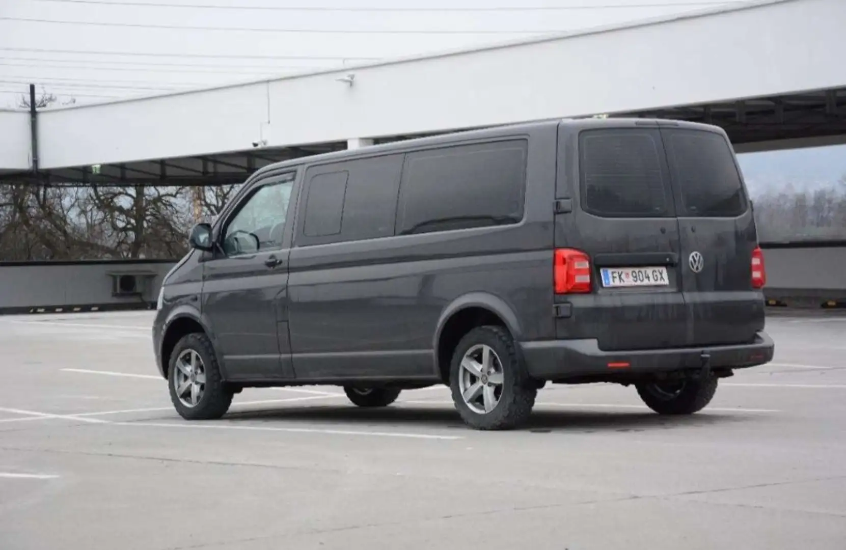Volkswagen T5 Caravelle 2,5 TDI 4motion D-PF Grau - 2