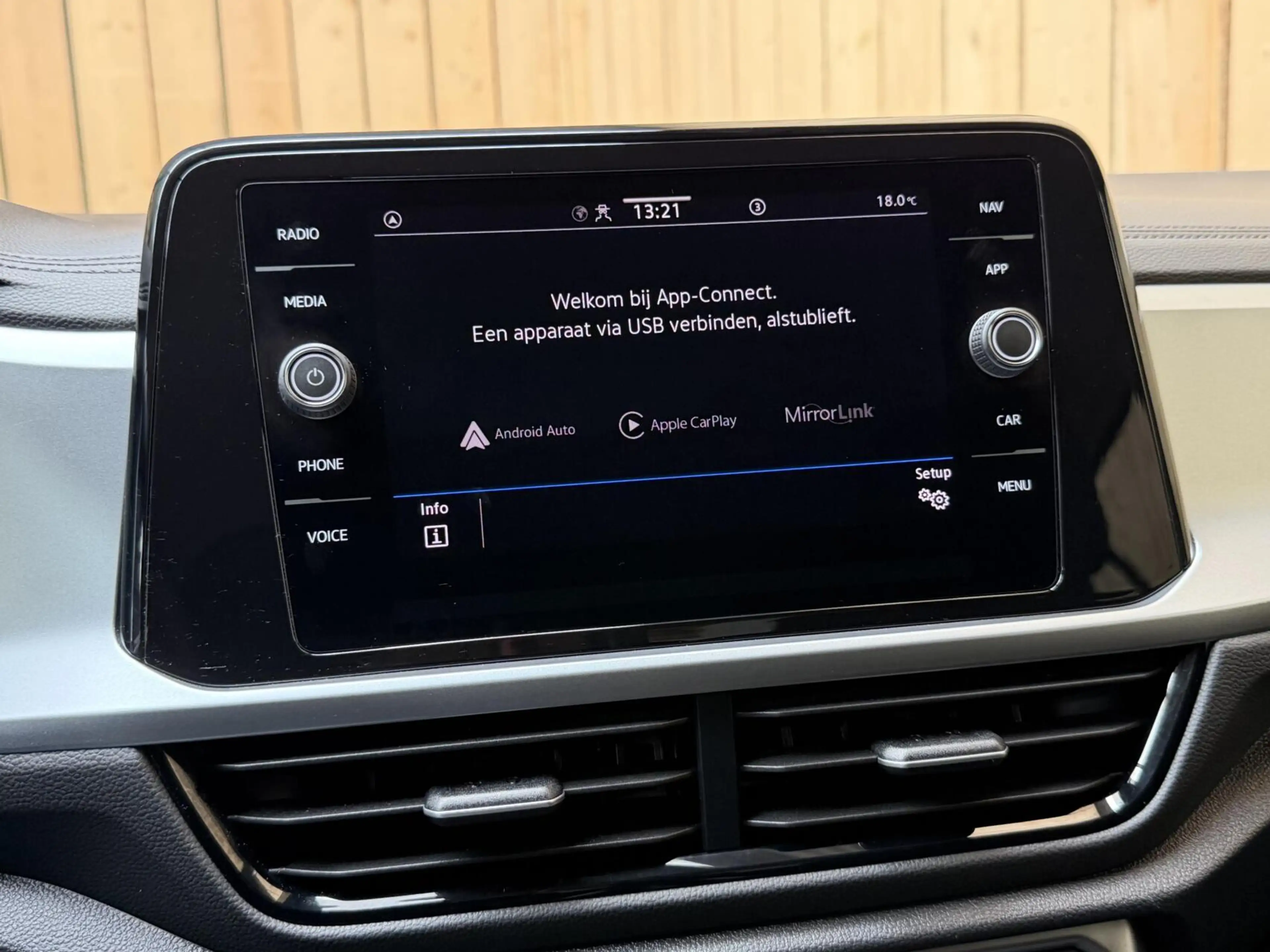 Volkswagen T-Roc 1.0 TSI Life 75 Edition Apple CarPlay/Android Auto — photo 16