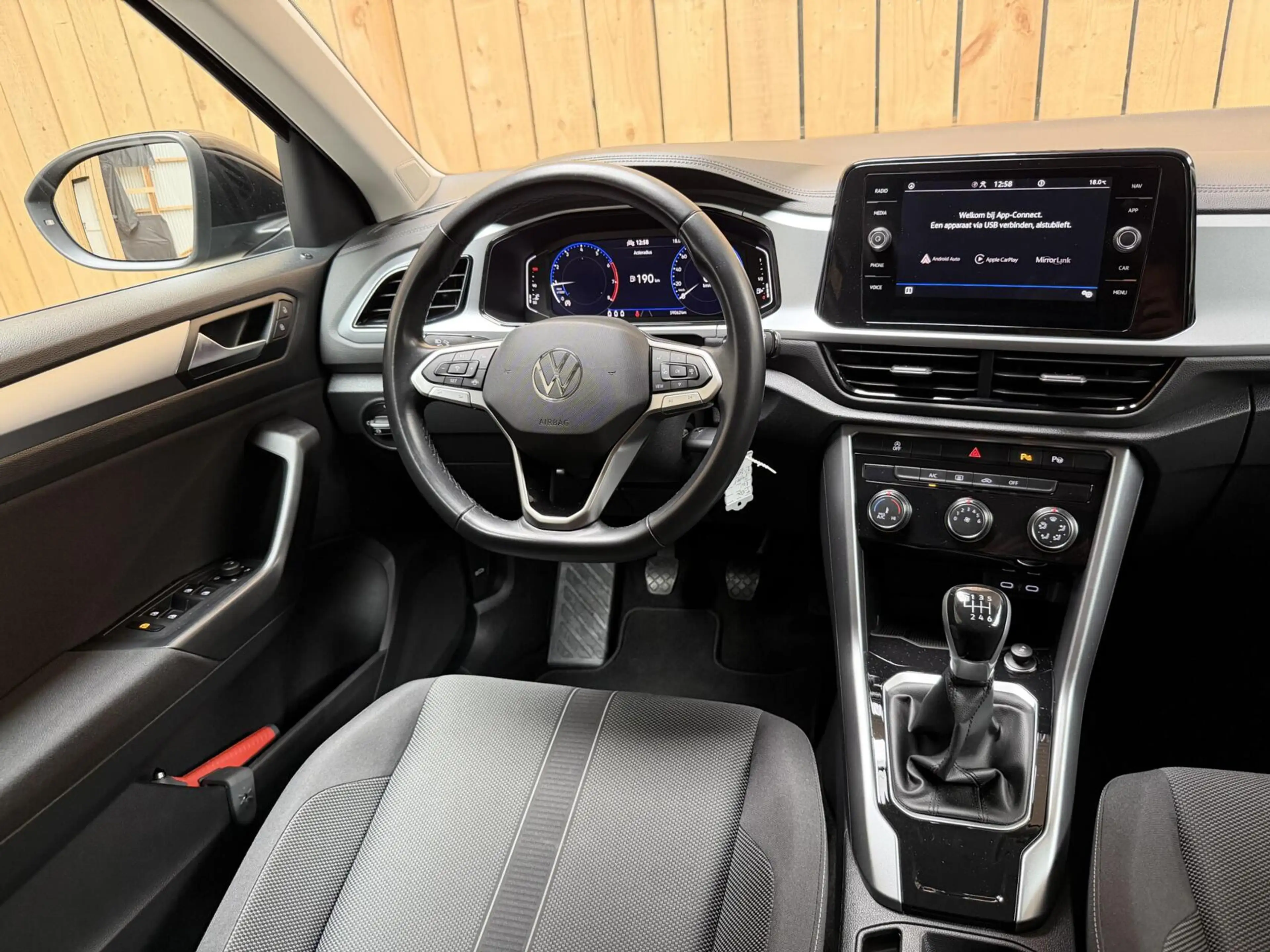 Volkswagen T-Roc 1.0 TSI Life 75 Edition Apple CarPlay/Android Auto — photo 28
