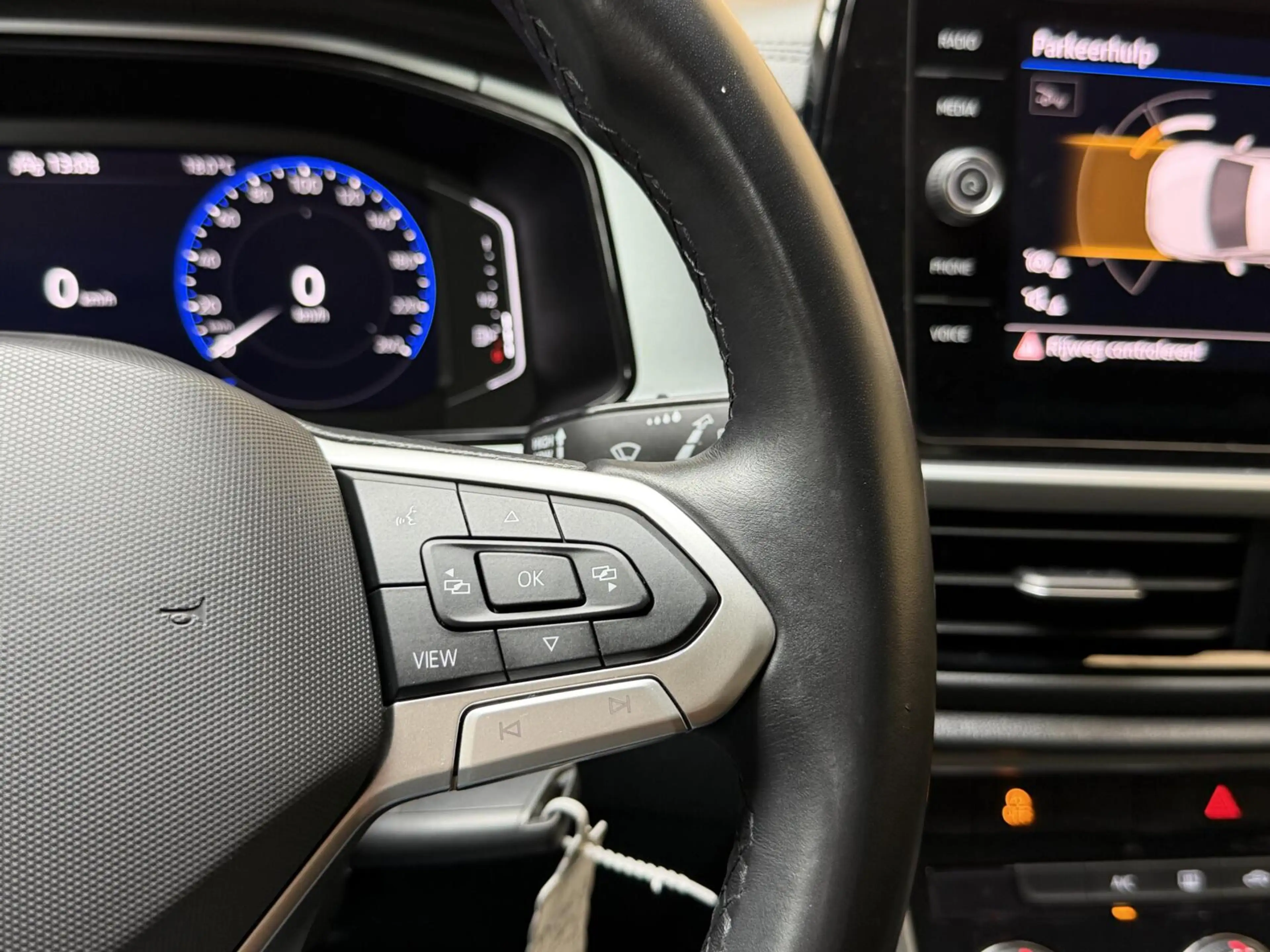 Volkswagen T-Roc 1.0 TSI Life 75 Edition Apple CarPlay/Android Auto — photo 8