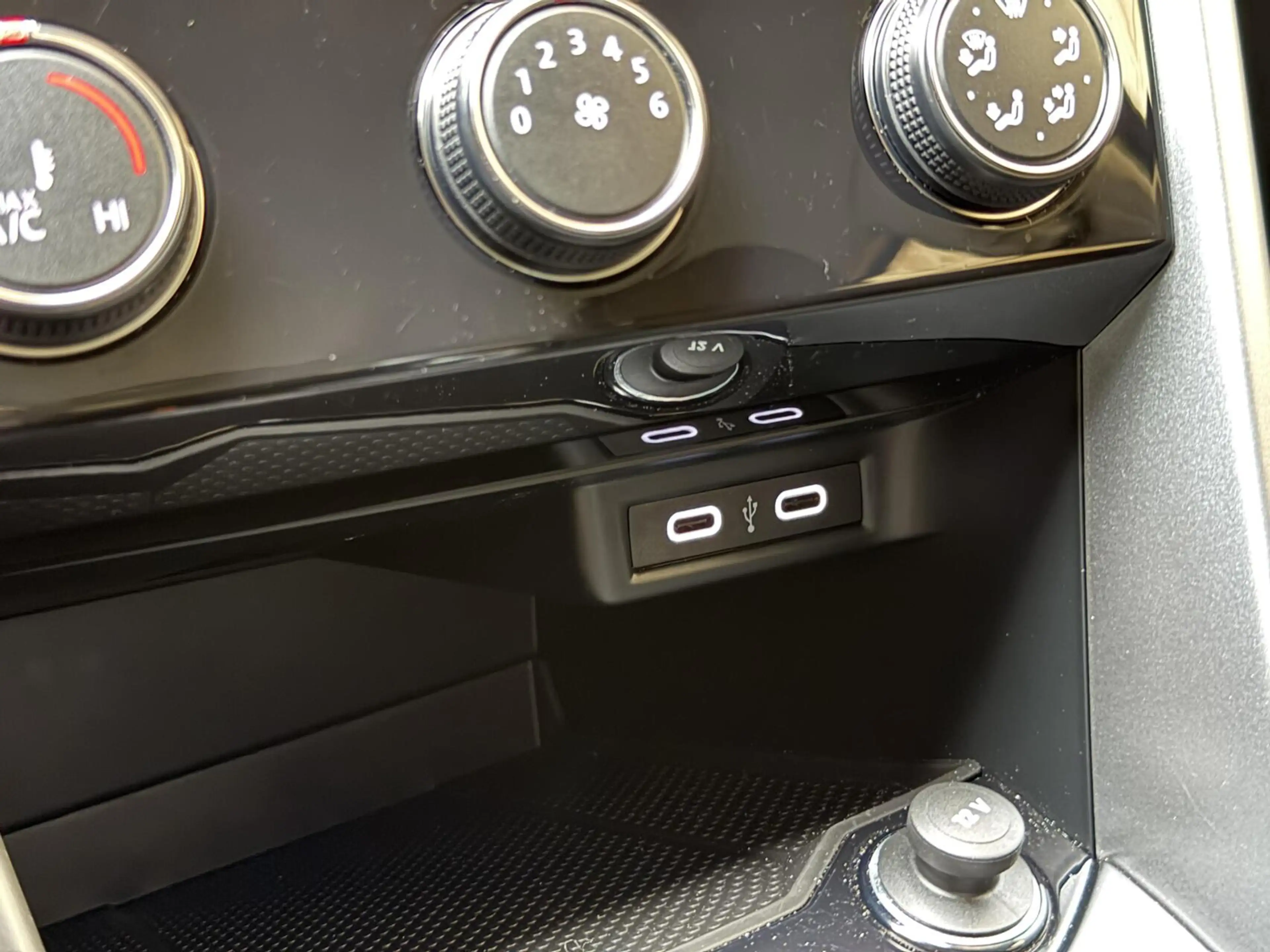 Volkswagen T-Roc 1.0 TSI Life 75 Edition Apple CarPlay/Android Auto — photo 25