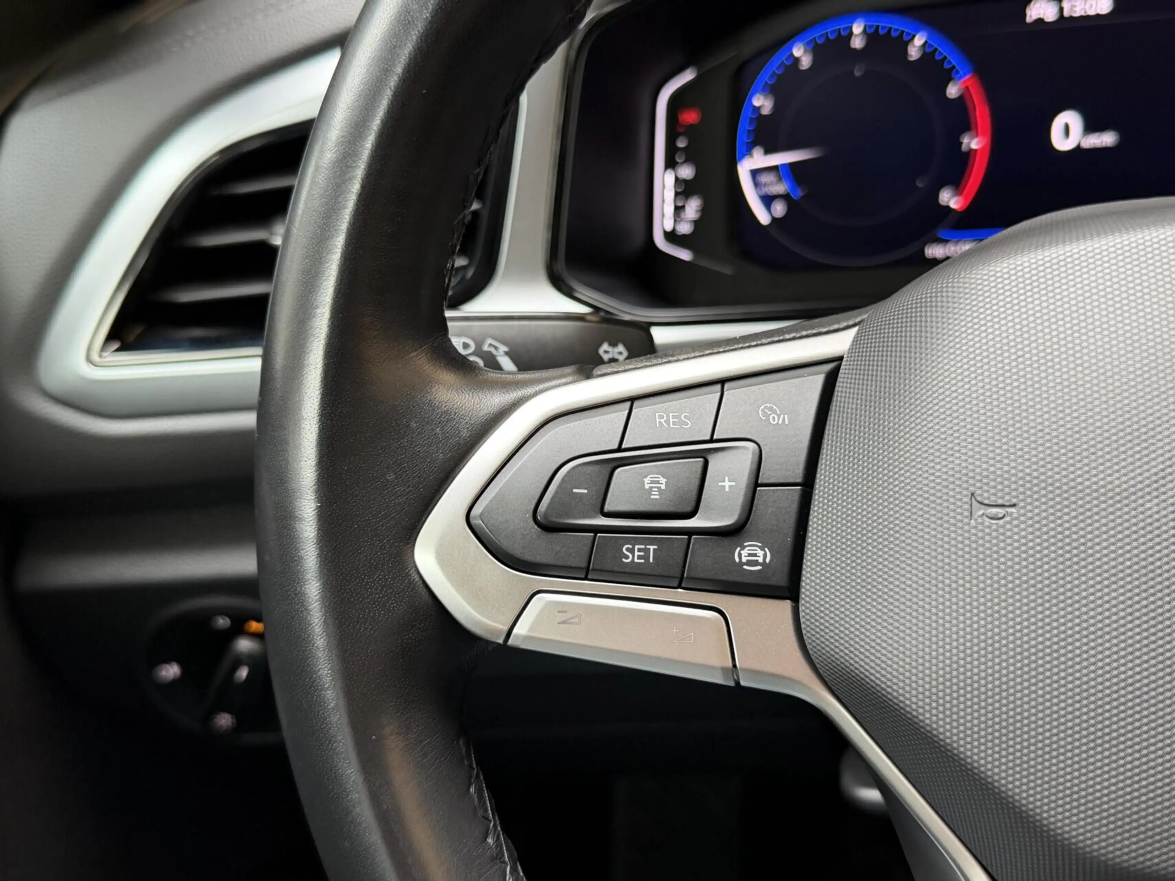 Volkswagen T-Roc 1.0 TSI Life 75 Edition Apple CarPlay/Android Auto — photo 7