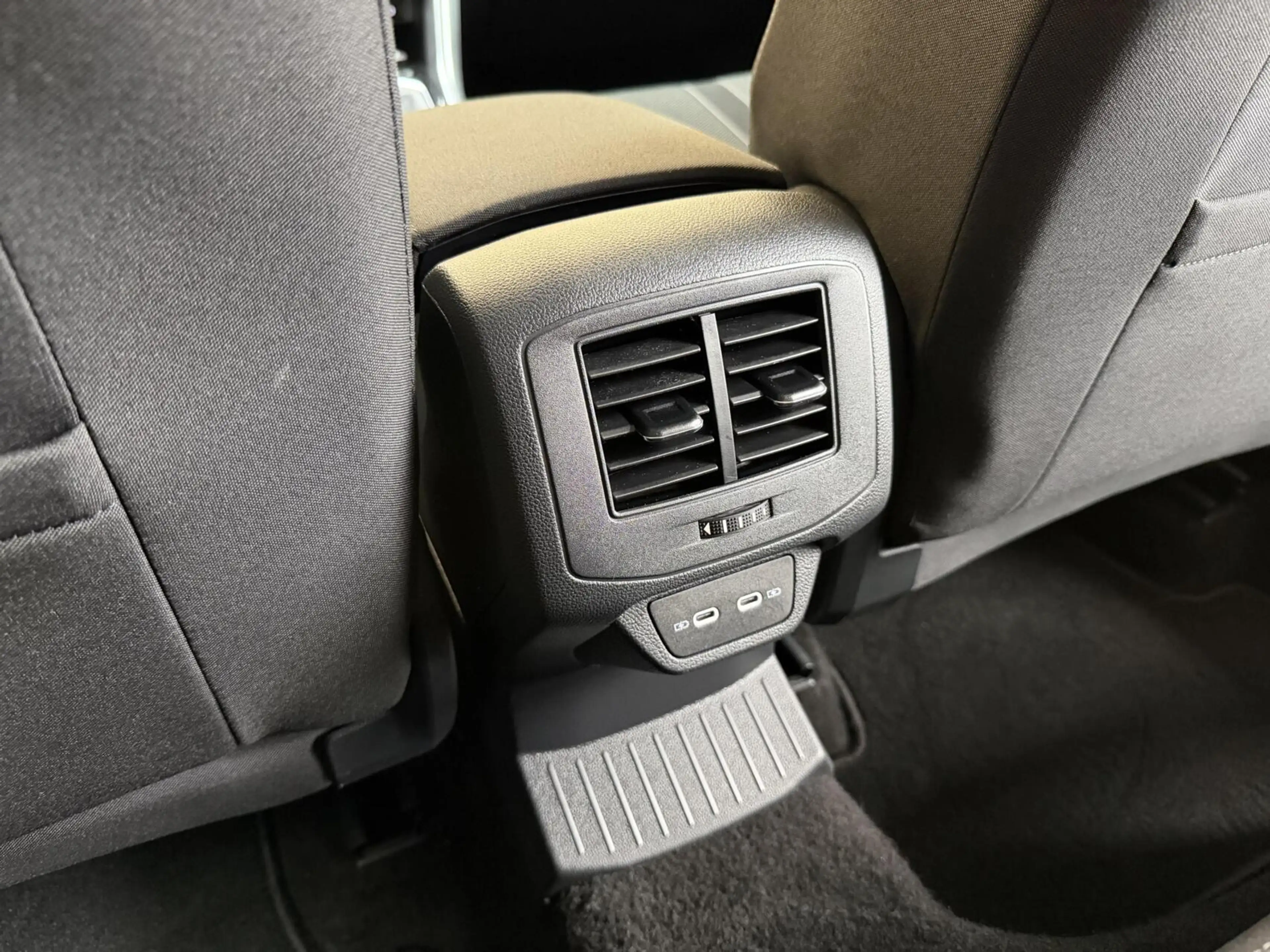 Volkswagen T-Roc 1.0 TSI Life 75 Edition Apple CarPlay/Android Auto — photo 10
