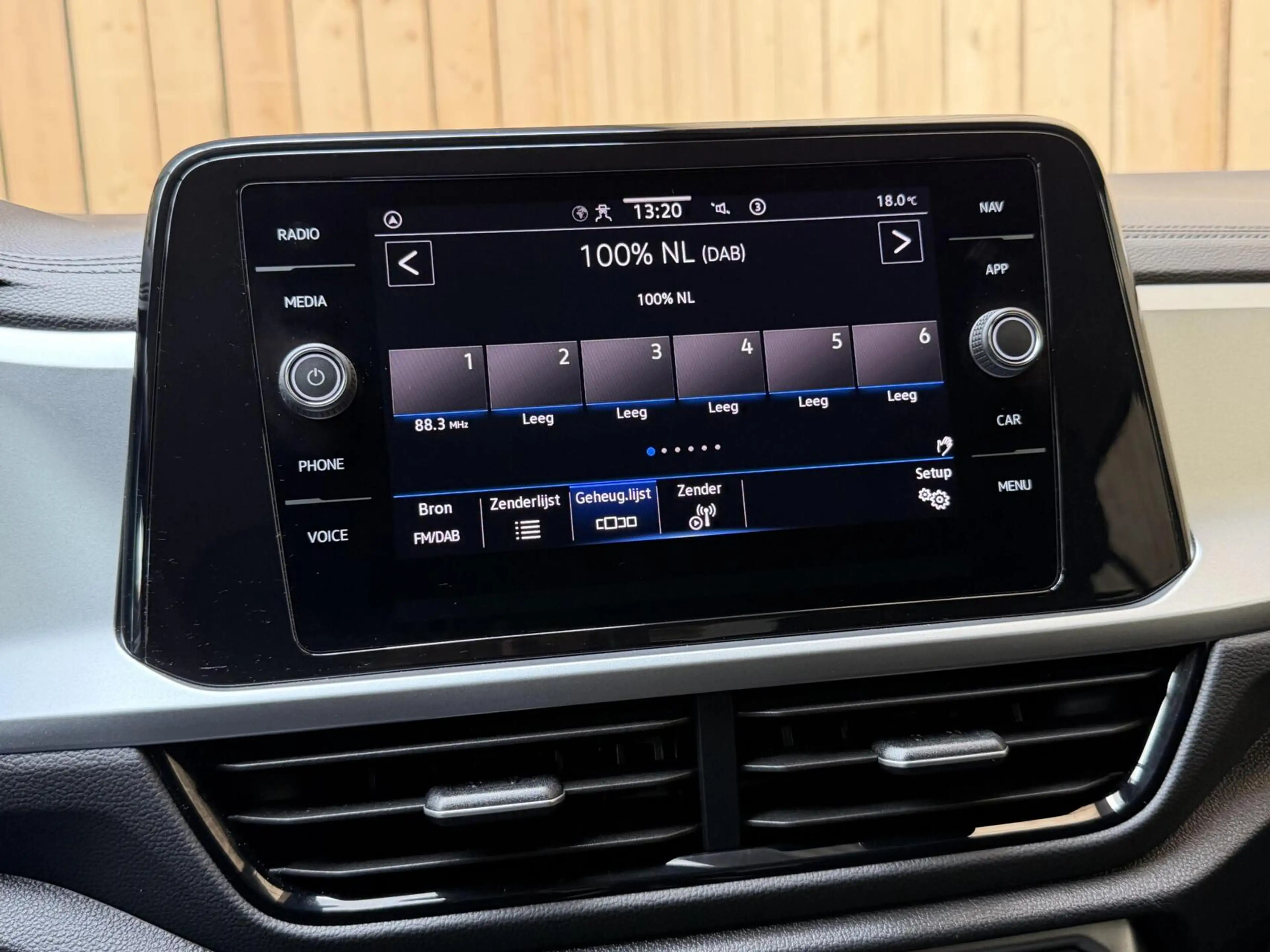 Volkswagen T-Roc 1.0 TSI Life 75 Edition Apple CarPlay/Android Auto — photo 11
