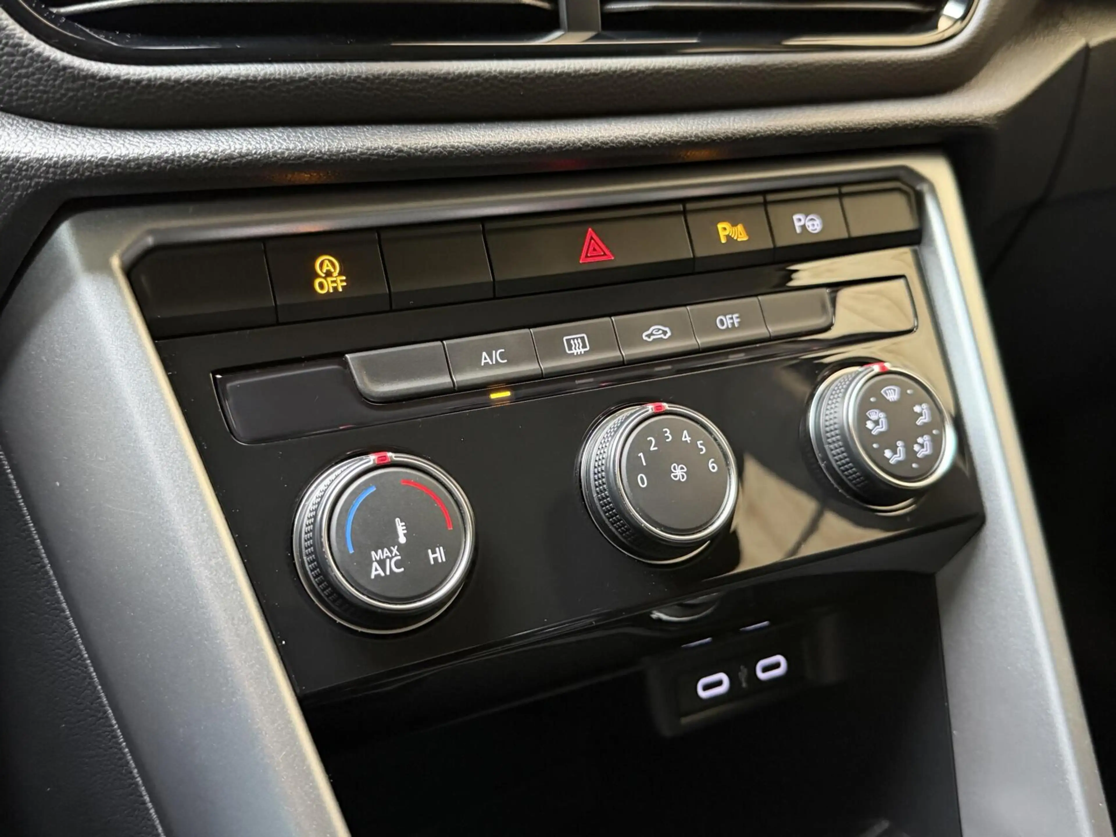 Volkswagen T-Roc 1.0 TSI Life 75 Edition Apple CarPlay/Android Auto — photo 24