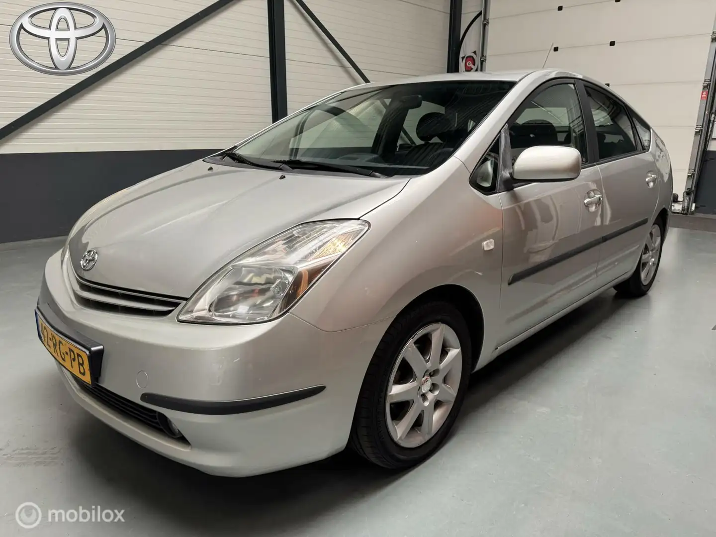 Toyota Prius 1.5 VVT-i Business Leer|Keyless|Trekhaak Grau - 1