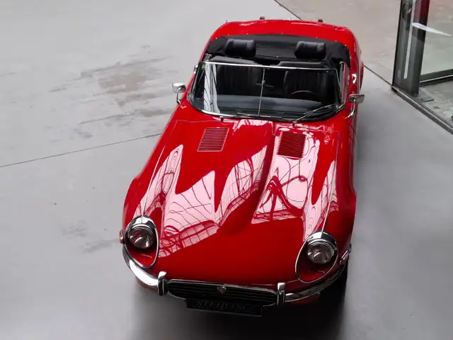 Jaguar E-Type view 2