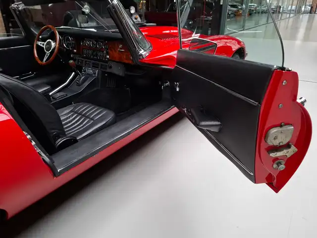 Jaguar E-Type view 8
