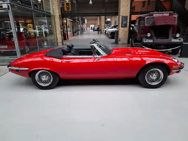 Jaguar E-Type view 3