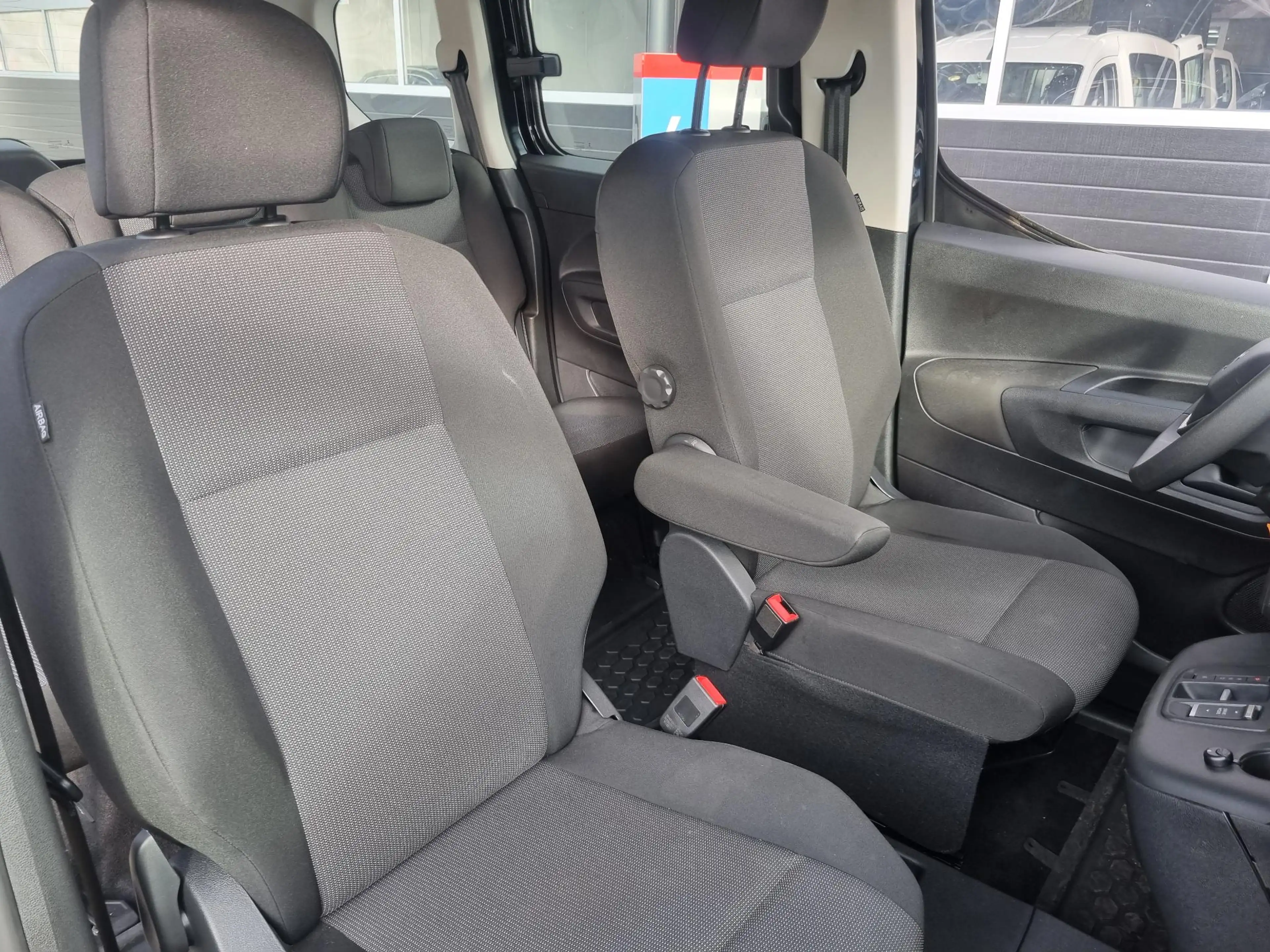 Peugeot e-Rifter EV Active Pack 50 kWh NAVI / ACHTERDEUREN / CRUISE — photo 15