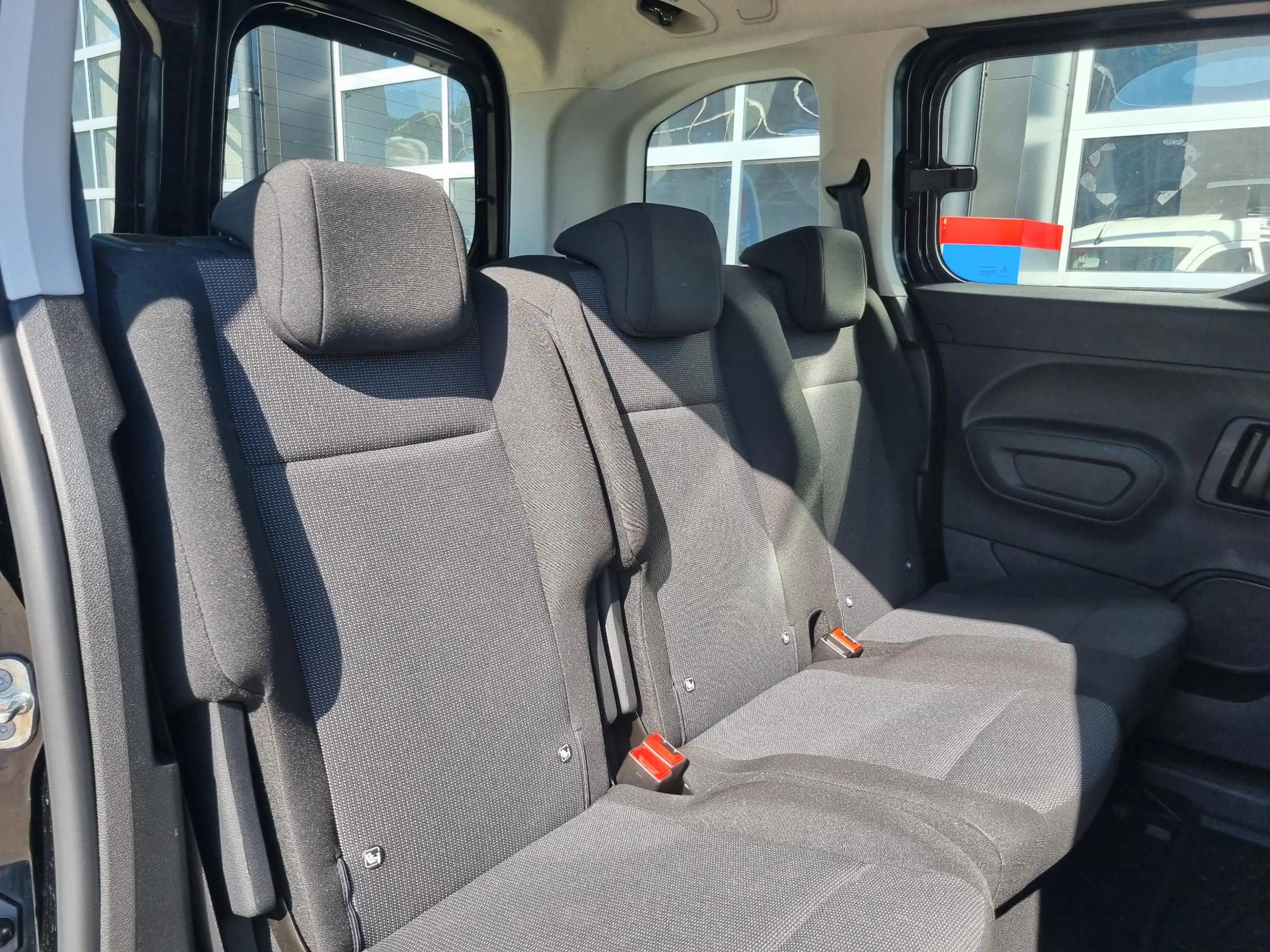 Peugeot e-Rifter EV Active Pack 50 kWh NAVI / ACHTERDEUREN / CRUISE — photo 7