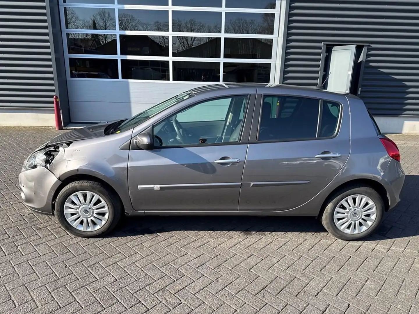 Renault Clio 1.2 Collection Grijs - 2