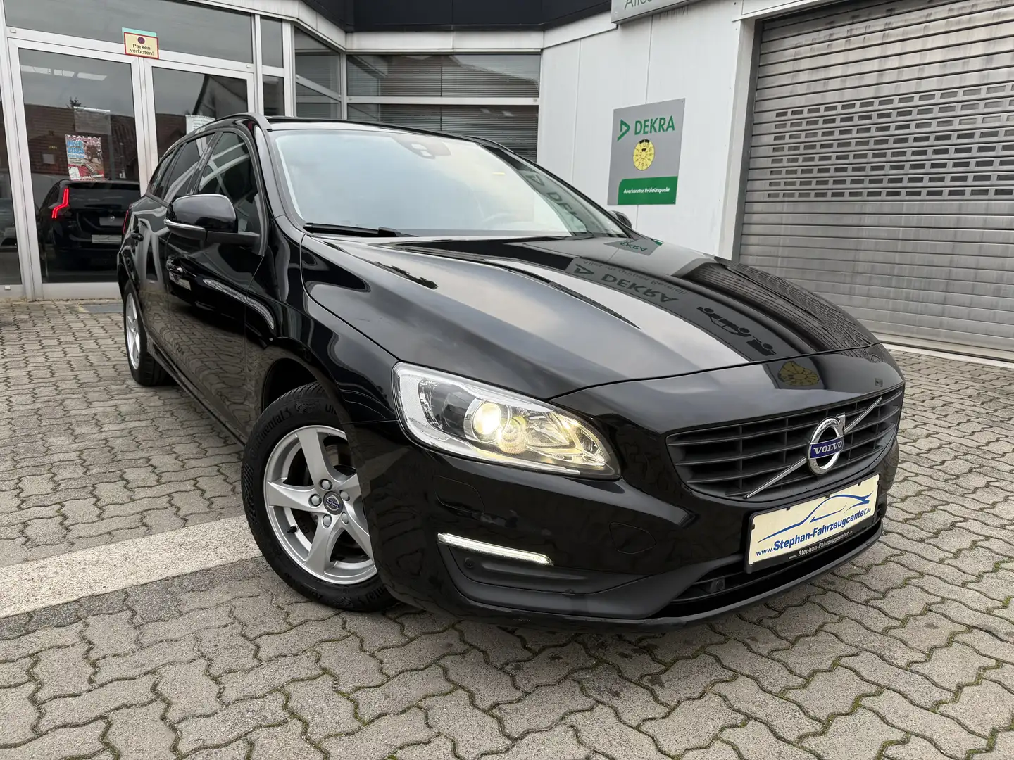 Volvo V60 Linje Business mit Klima/GSHD/PDC&Kamera/Met./ESP/ Zwart - 1
